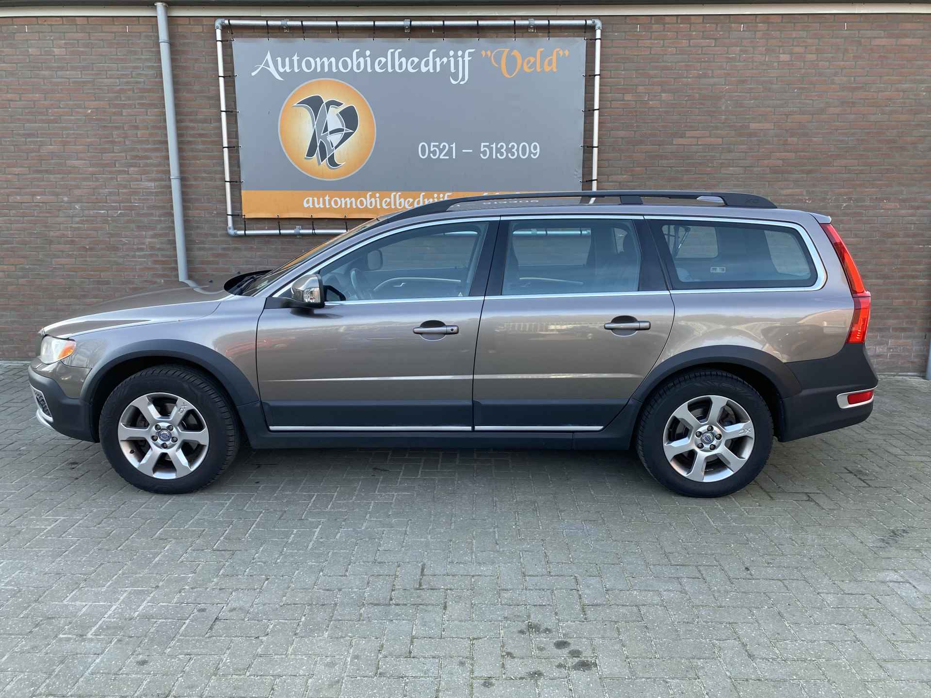 Volvo XC70 2.4 D5 AWD Momentum - 3/44