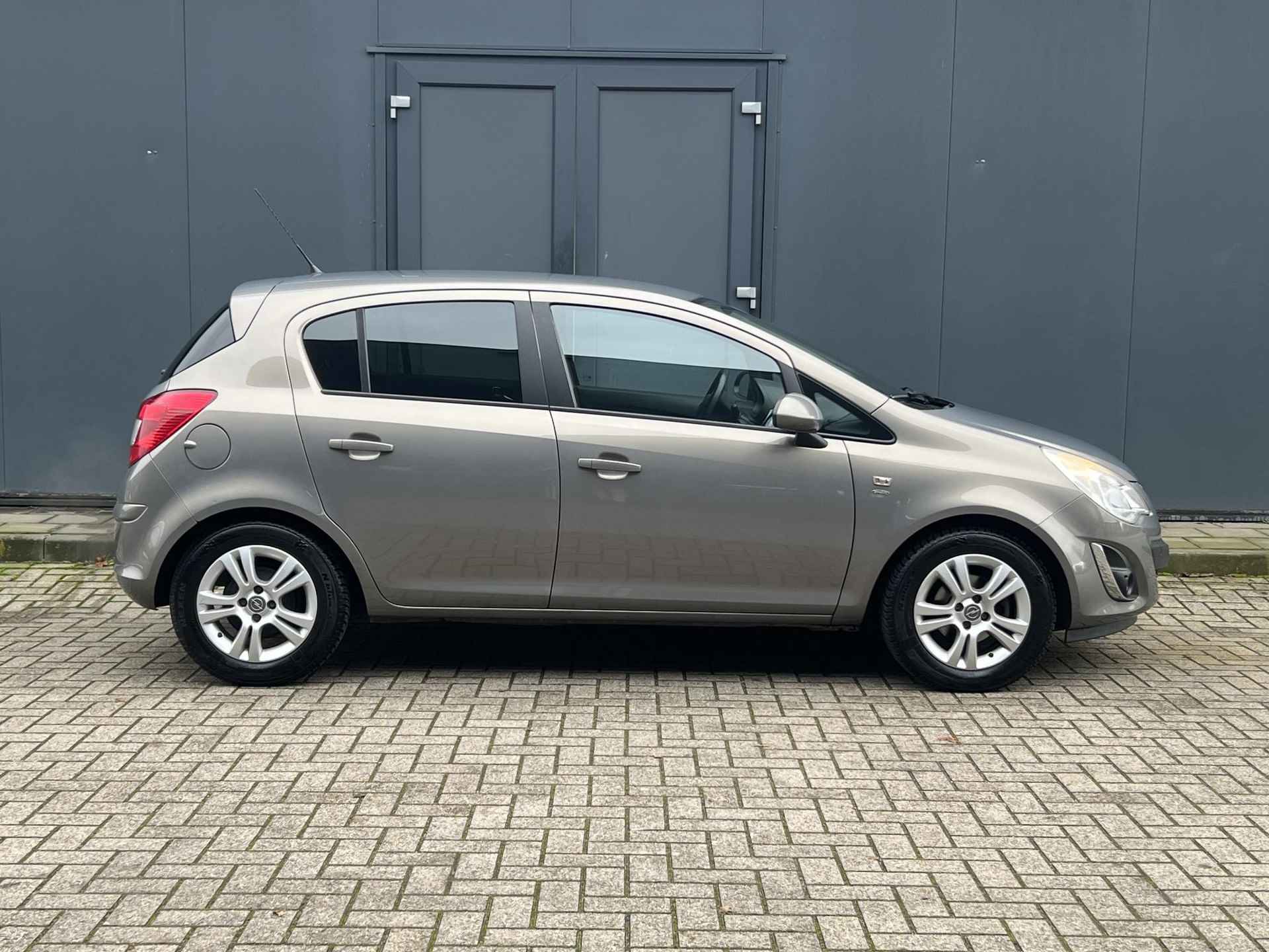 Opel Corsa 1.4-16V / All Season banden / Airco / Privacy Glass / Multifunctioneel Stuurwiel / LM velgen - 13/28