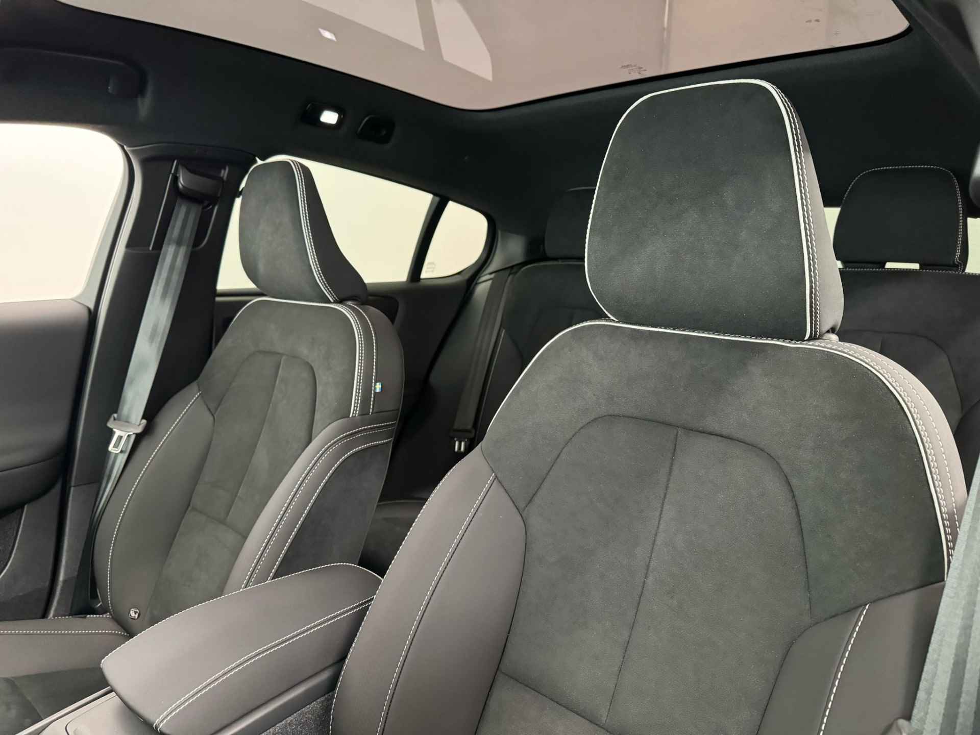 Volvo C40 Single Motor Extended Range Ultimate 82 kWh | Pixel LED koplampen | Alcantara stoelen | Getint glas | 20" wielen | 360o camera | - 9/50