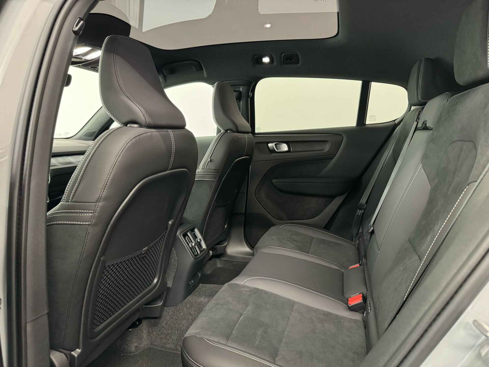 Volvo C40 Single Motor Extended Range Ultimate 82 kWh | Pixel LED koplampen | Alcantara stoelen | Getint glas | 20" wielen | 360o camera | - 12/50