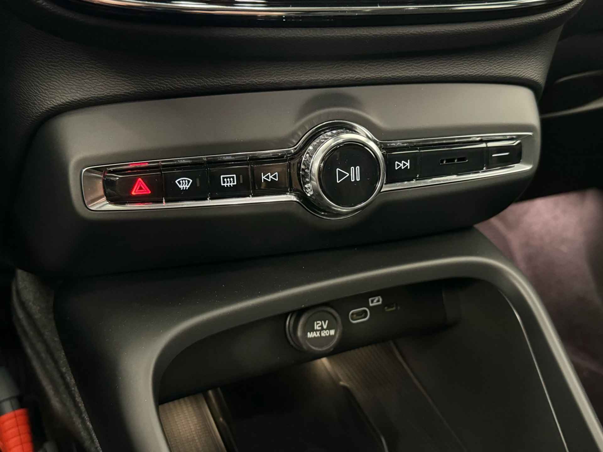 Volvo C40 Single Motor Extended Range Ultimate 82 kWh | Pixel LED koplampen | Alcantara stoelen | Getint glas | 20" wielen | 360o camera | - 29/50