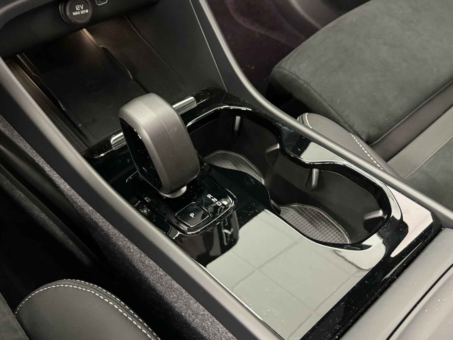 Volvo C40 Single Motor Extended Range Ultimate 82 kWh | Pixel LED koplampen | Alcantara stoelen | Getint glas | 20" wielen | 360o camera | - 31/50