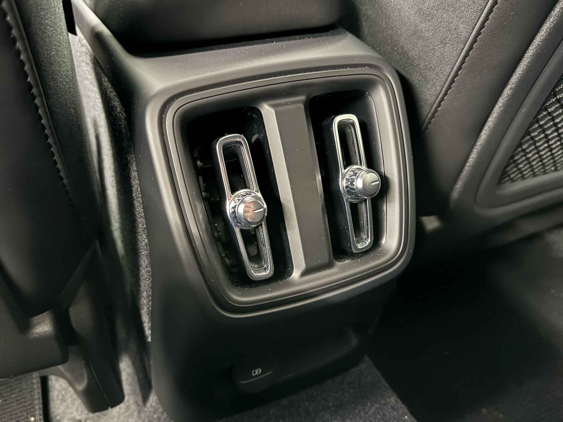 Volvo C40 Single Motor Extended Range Ultimate 82 kWh | Pixel LED koplampen | Alcantara stoelen | Getint glas | 20" wielen | 360o camera | - 32/50