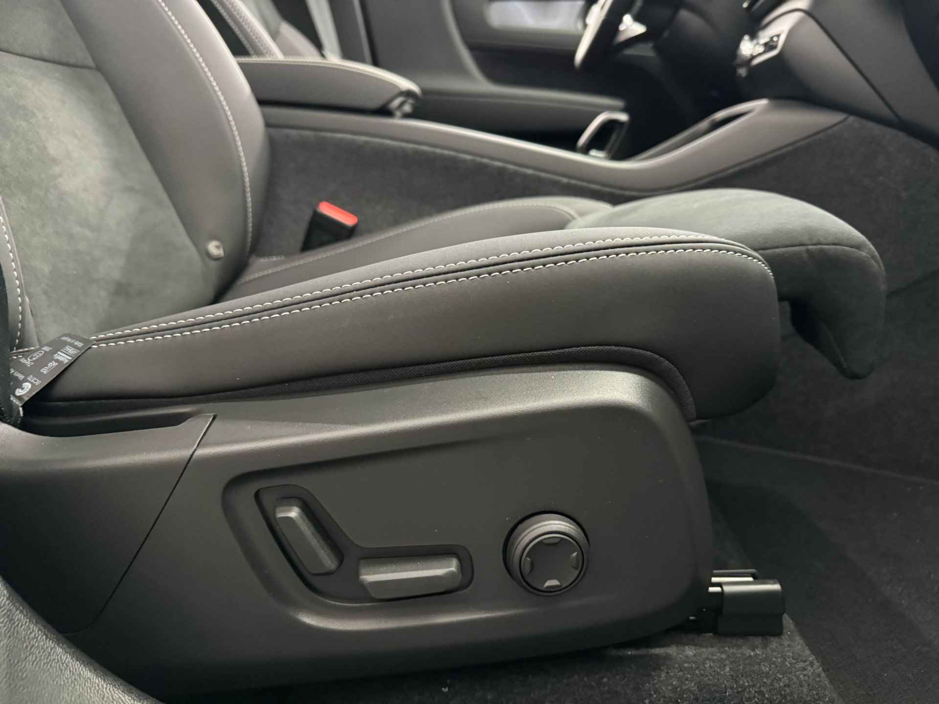 Volvo C40 Single Motor Extended Range Ultimate 82 kWh | Pixel LED koplampen | Alcantara stoelen | Getint glas | 20" wielen | 360o camera | - 34/50