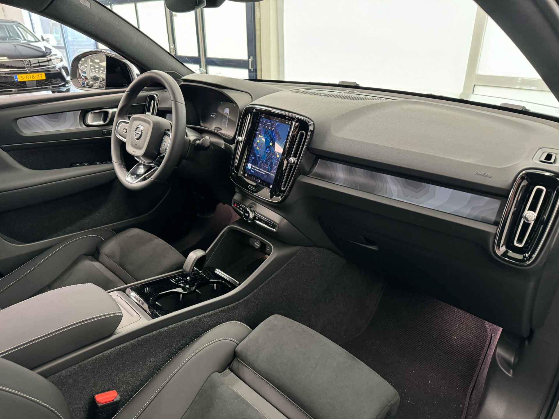 Volvo C40 Single Motor Extended Range Ultimate 82 kWh | Pixel LED koplampen | Alcantara stoelen | Getint glas | 20" wielen | 360o camera | - 36/50