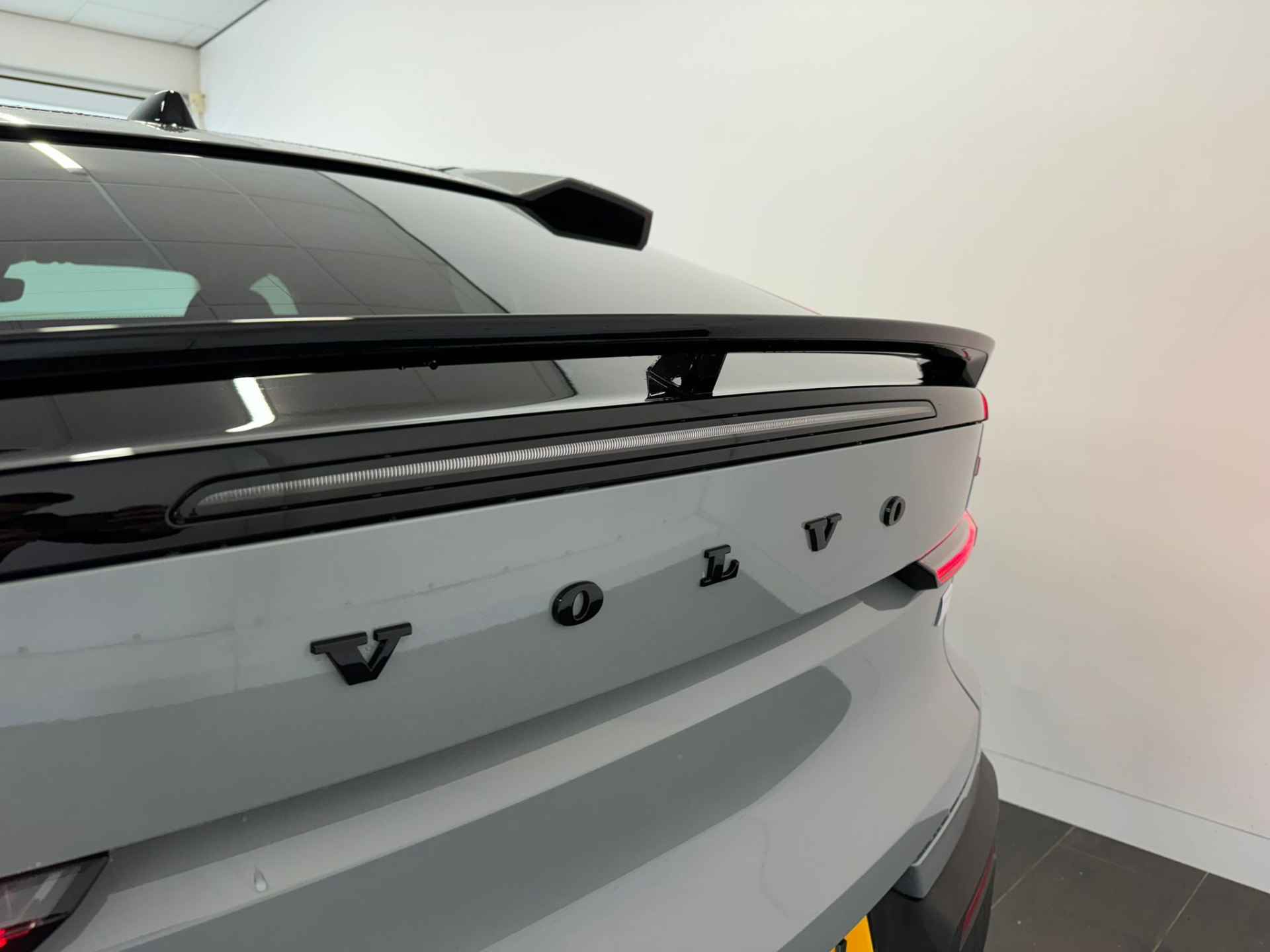 Volvo C40 Single Motor Extended Range Ultimate 82 kWh | Pixel LED koplampen | Alcantara stoelen | Getint glas | 20" wielen | 360o camera | - 46/50