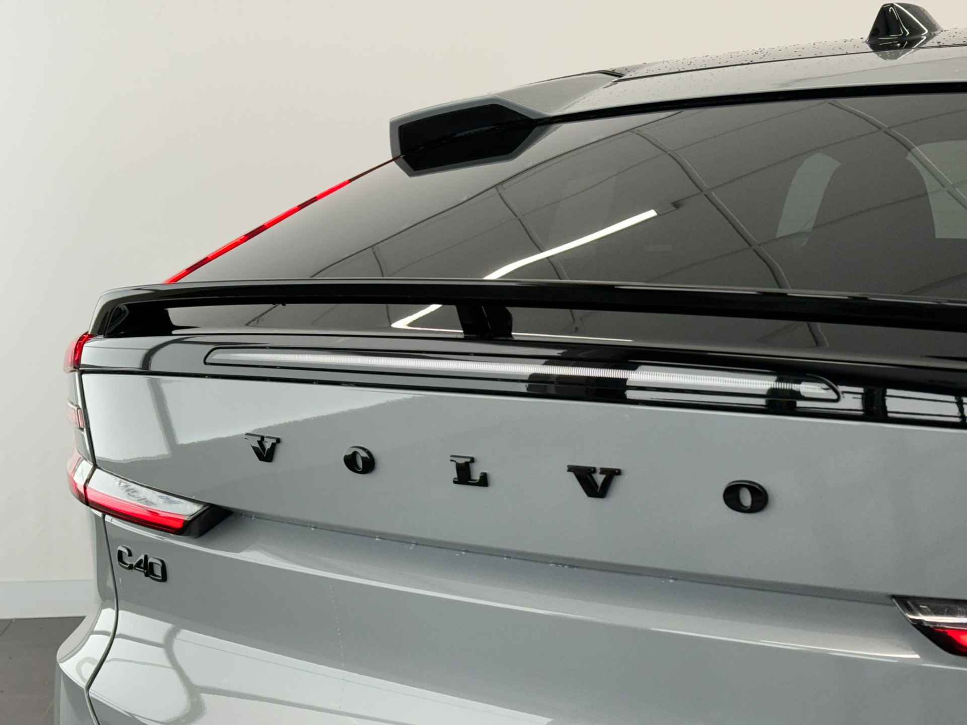 Volvo C40 Single Motor Extended Range Ultimate 82 kWh | Pixel LED koplampen | Alcantara stoelen | Getint glas | 20" wielen | 360o camera | - 50/50