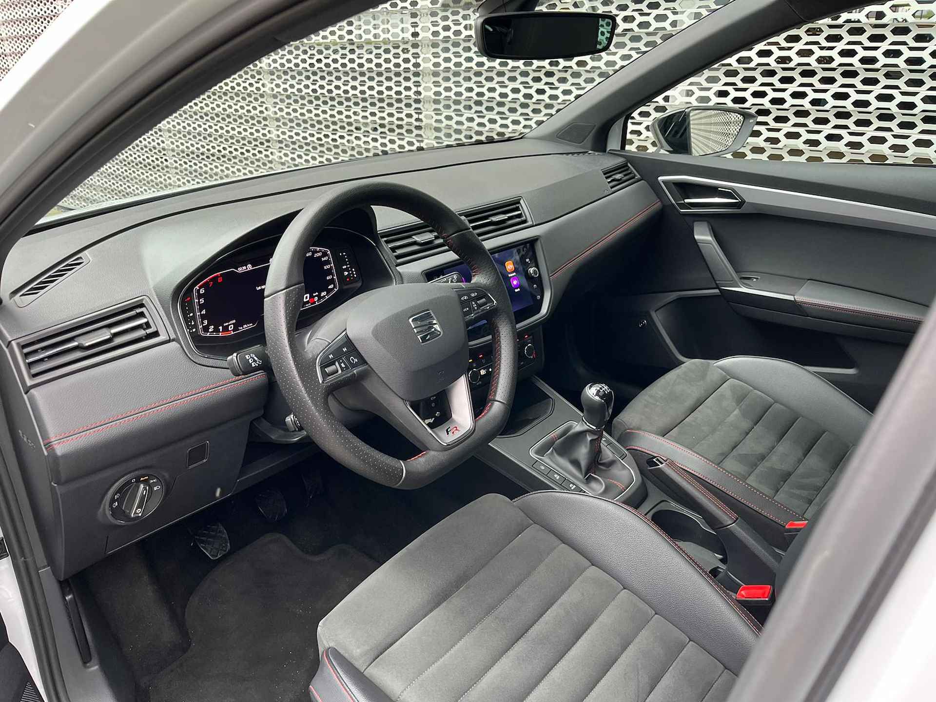 SEAT Ibiza 1.0 TSI 110pk FR / Panoramadak / Digitale Cockpit / LED / Alcantara / Navi / Stoelverwarming / 18" LM Velgen P4 - 12/35