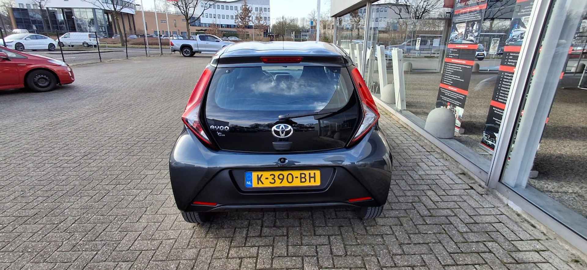 Toyota Aygo 1.0 x-fun NLauto | dealeronderhouden - 7/25