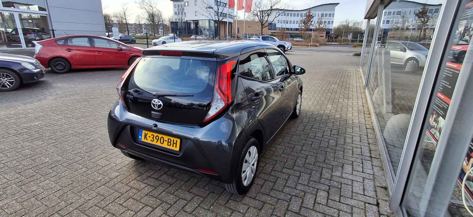 Toyota Aygo 1.0 x-fun NLauto | dealeronderhouden - 8/25