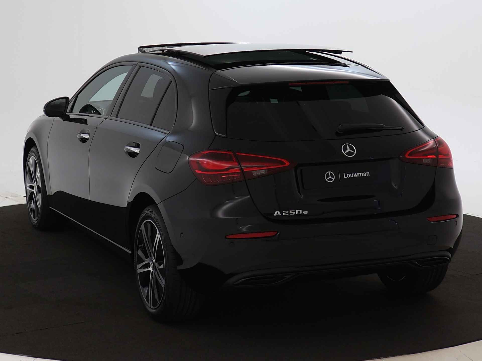 Mercedes-Benz A-Klasse 250 e Luxury Line LIMITED Edition | Nightpakket | Parkeerpakket met achteruitrijcamera | KEYLESS GO | Dodehoekassistent | Extra USB-poorten | URBAN GUARD vehicle protection | Verwarmde stoelen vooraan | - 4/41