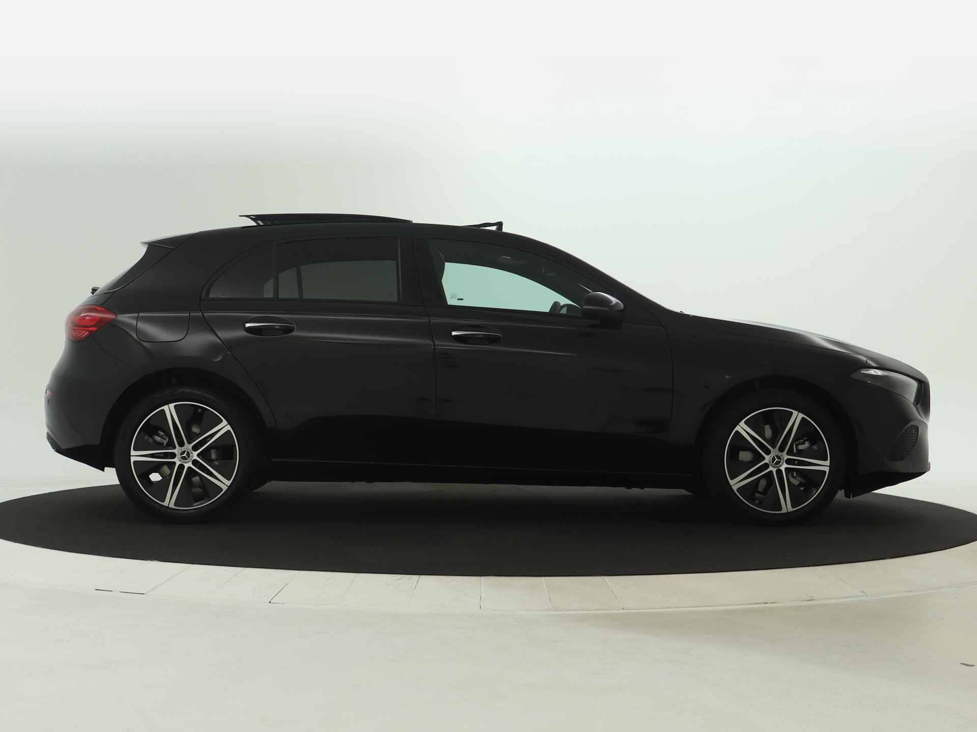 Mercedes-Benz A-Klasse 250 e Luxury Line LIMITED Edition | Nightpakket | Parkeerpakket met achteruitrijcamera | KEYLESS GO | Dodehoekassistent | Extra USB-poorten | URBAN GUARD vehicle protection | Verwarmde stoelen vooraan | - 24/41