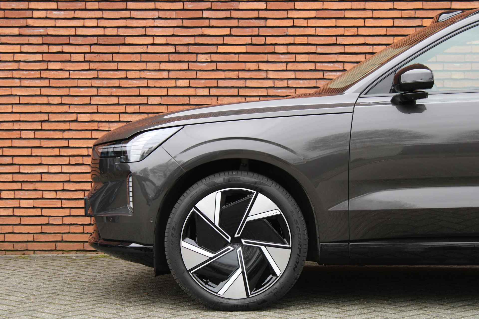 Volvo EX90 Twin Motor Performance Ultra | Stoelverwarming voor/achter | Pilot assist pack | Actieve luchtvering | 22'' Lichtmetalen velgen | Semi automatische trekhaak | Panoramisch dak | Head Up display | Sfeerverlichting | Warmtepomp | Elektrische sluit bekrachtiging | - 6/10