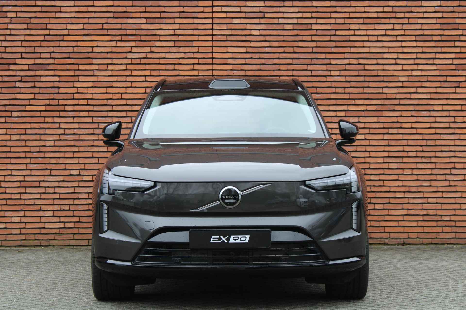 Volvo EX90 Twin Motor Performance Ultra | Stoelverwarming voor/achter | Pilot assist pack | Actieve luchtvering | 22'' Lichtmetalen velgen | Semi automatische trekhaak | Panoramisch dak | Head Up display | Sfeerverlichting | Warmtepomp | Elektrische sluit bekrachtiging | - 8/10