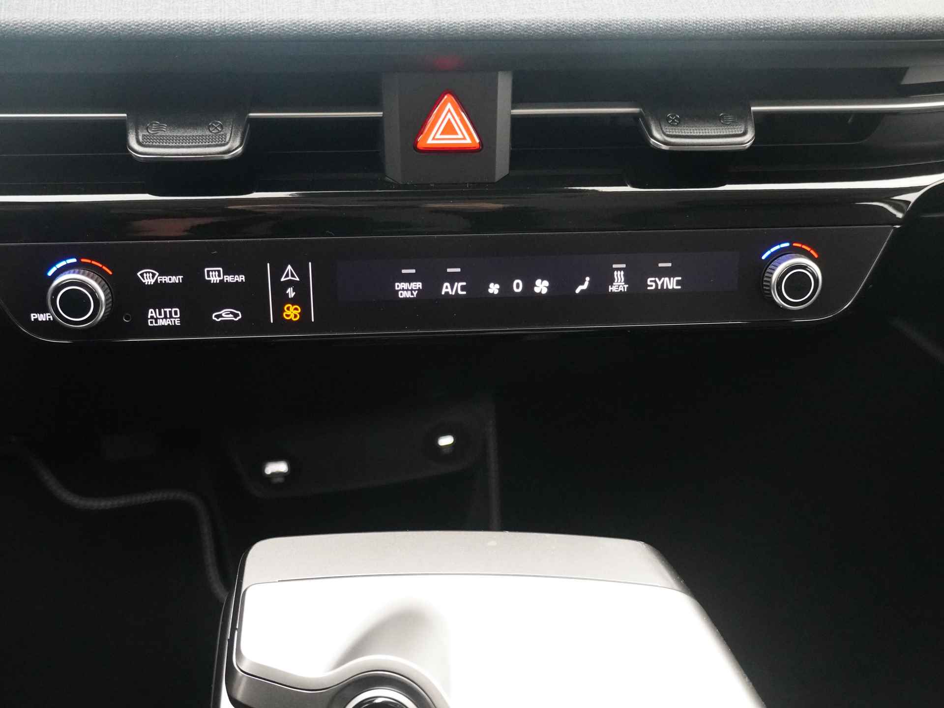 Kia Ev6 Light 58 kWh * Rijdende Demo * - Navigatie - Cruise Control - Apple CarPlay / Android Auto - Achteruitrijcamera - Parkeerhulp achter - Privacy Glass achter - Fabrieksgarantie tot 2031 - 30/51