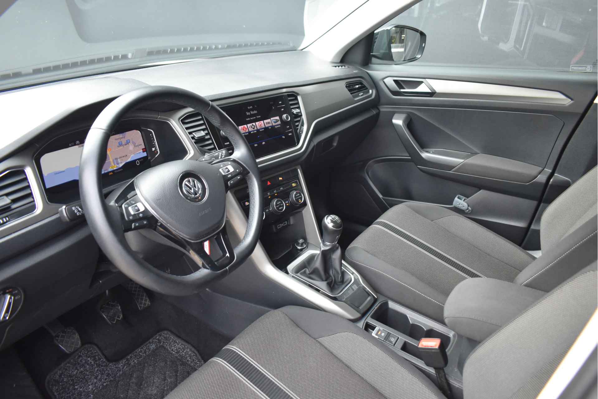 Volkswagen T-Roc 1.5 TSI Style Business 150pk | Navigatie | Trekhaak | AllSeason | Elektr. Achterklep | Adaptive Cruise | Climate Control | Deale - 7/42