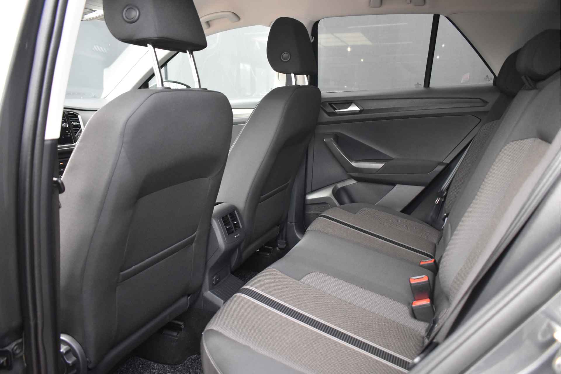 Volkswagen T-Roc 1.5 TSI Style Business 150pk | Navigatie | Trekhaak | AllSeason | Elektr. Achterklep | Adaptive Cruise | Climate Control | Deale - 11/42