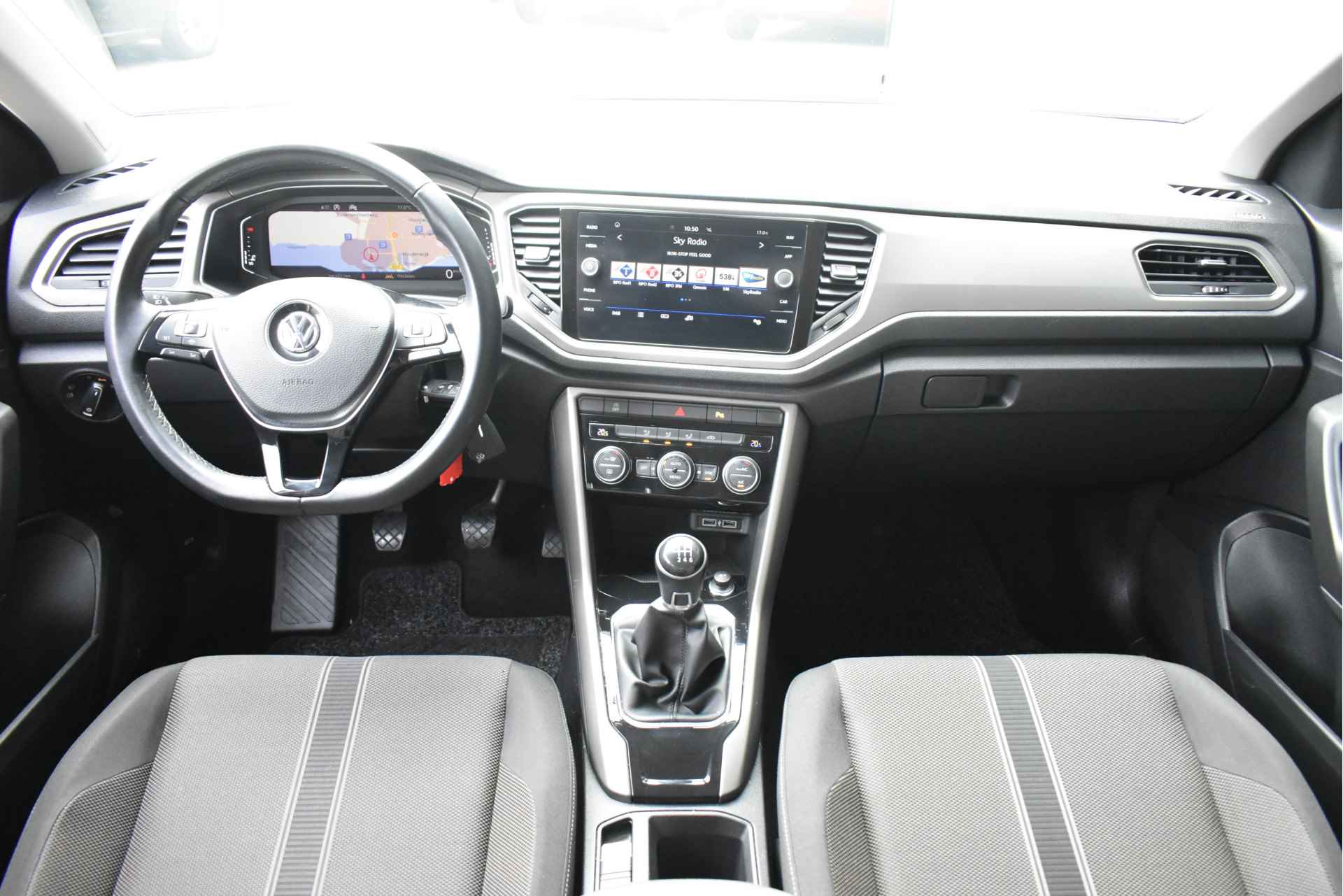 Volkswagen T-Roc 1.5 TSI Style Business 150pk | Navigatie | Trekhaak | AllSeason | Elektr. Achterklep | Adaptive Cruise | Climate Control | Deale - 13/42
