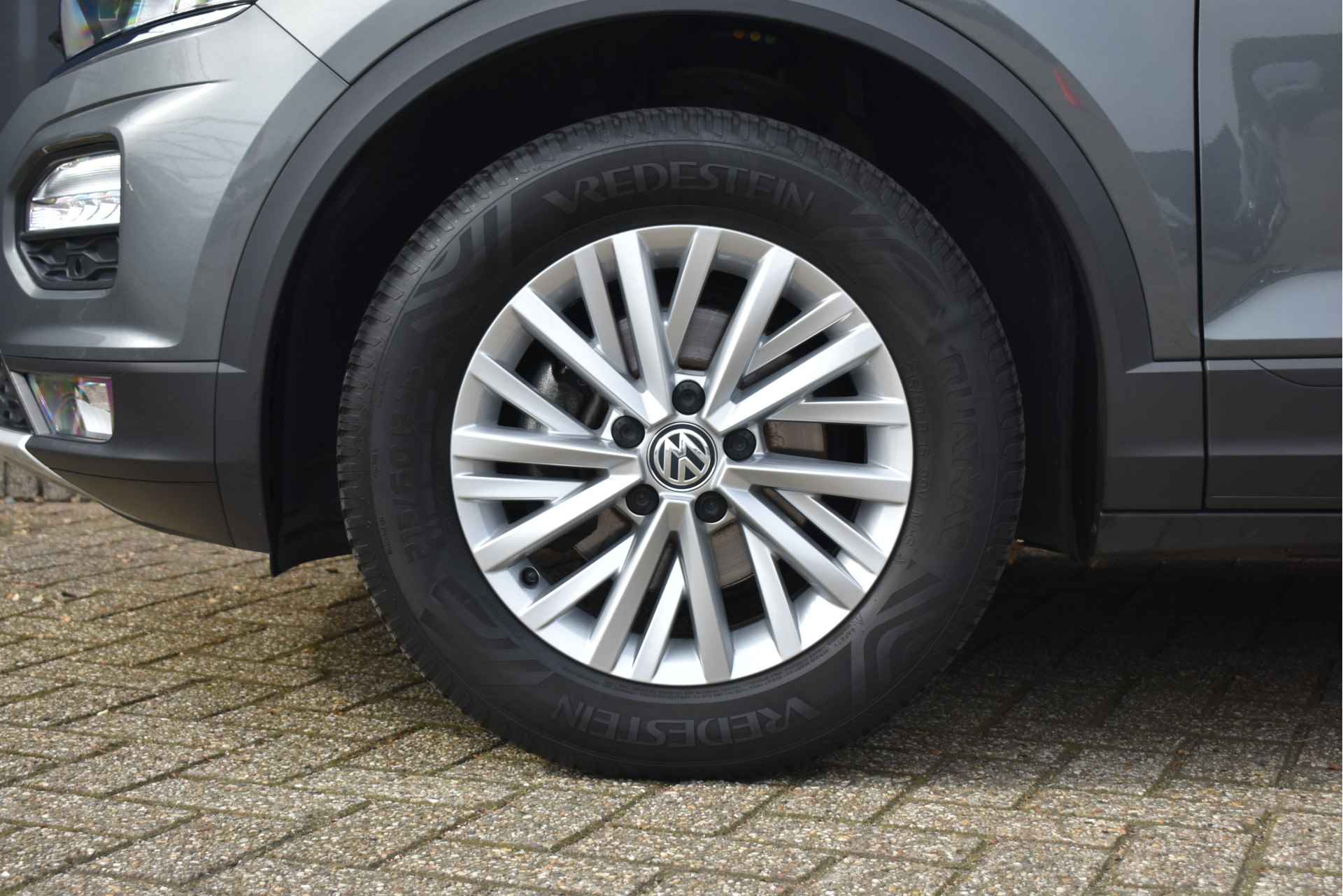 Volkswagen T-Roc 1.5 TSI Style Business 150pk | Navigatie | Trekhaak | AllSeason | Elektr. Achterklep | Adaptive Cruise | Climate Control | Deale - 35/42