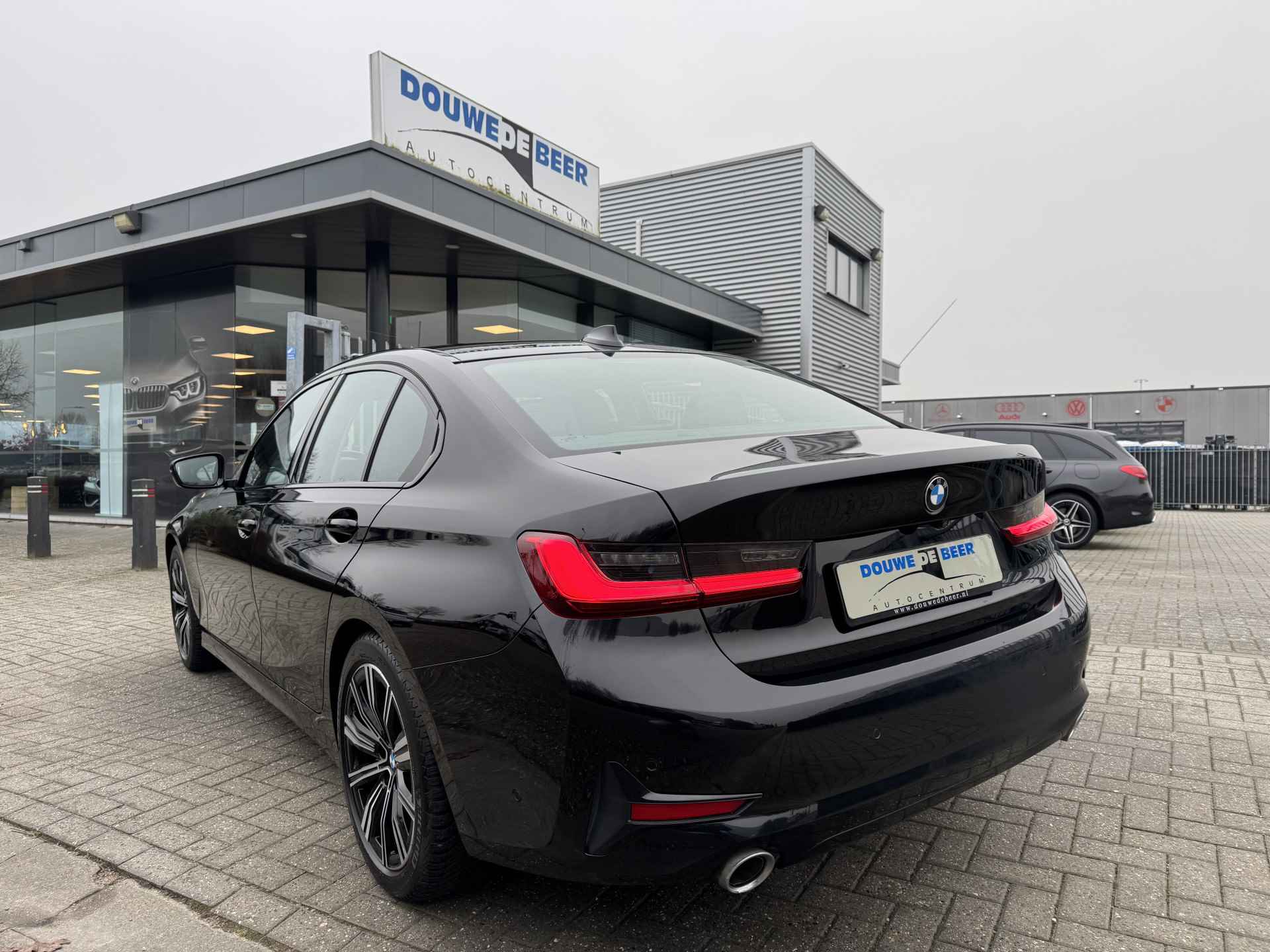 BMW 3-serie Sport Line 320i Adapt. Cruise | Keyless | Camera | LED | - 2/28