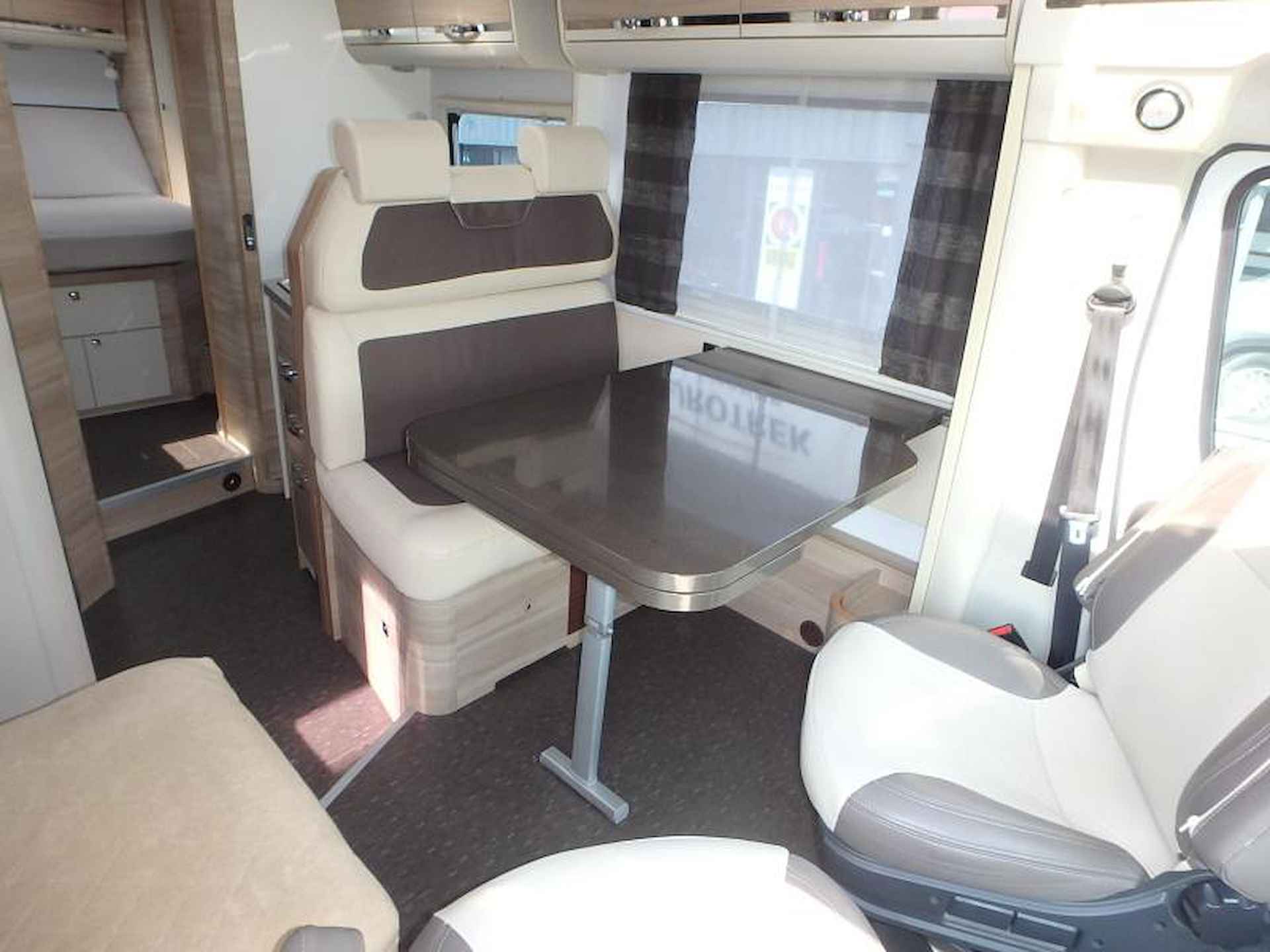 Adria Matrix Axess 670 SC EILANDBEN MET HEFBED - 10/25