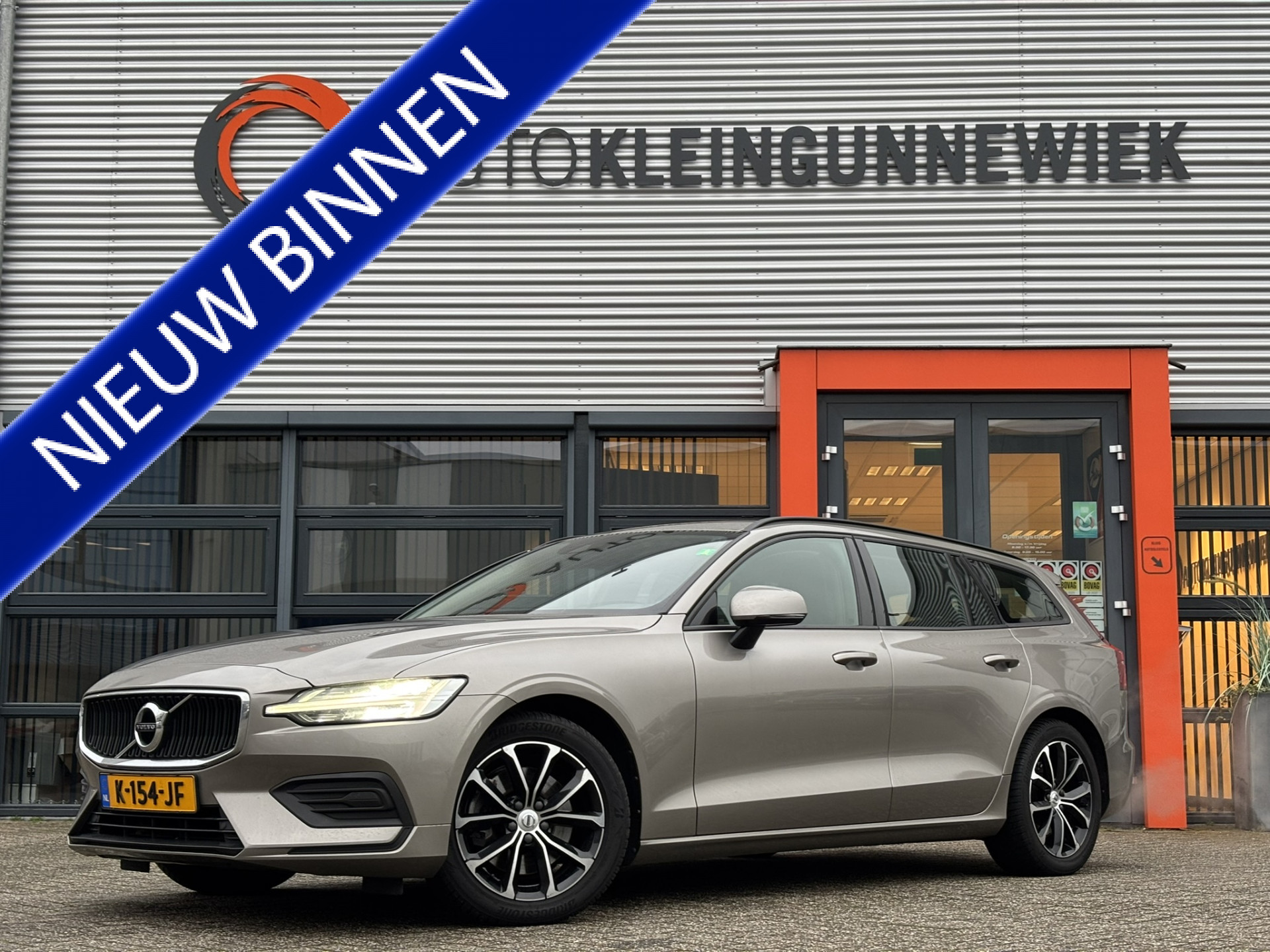 Volvo V60 2.0 B3 Momentum / NL Auto / Wegklapbare Trekhaak / Android Auto/ Apple Carplay /