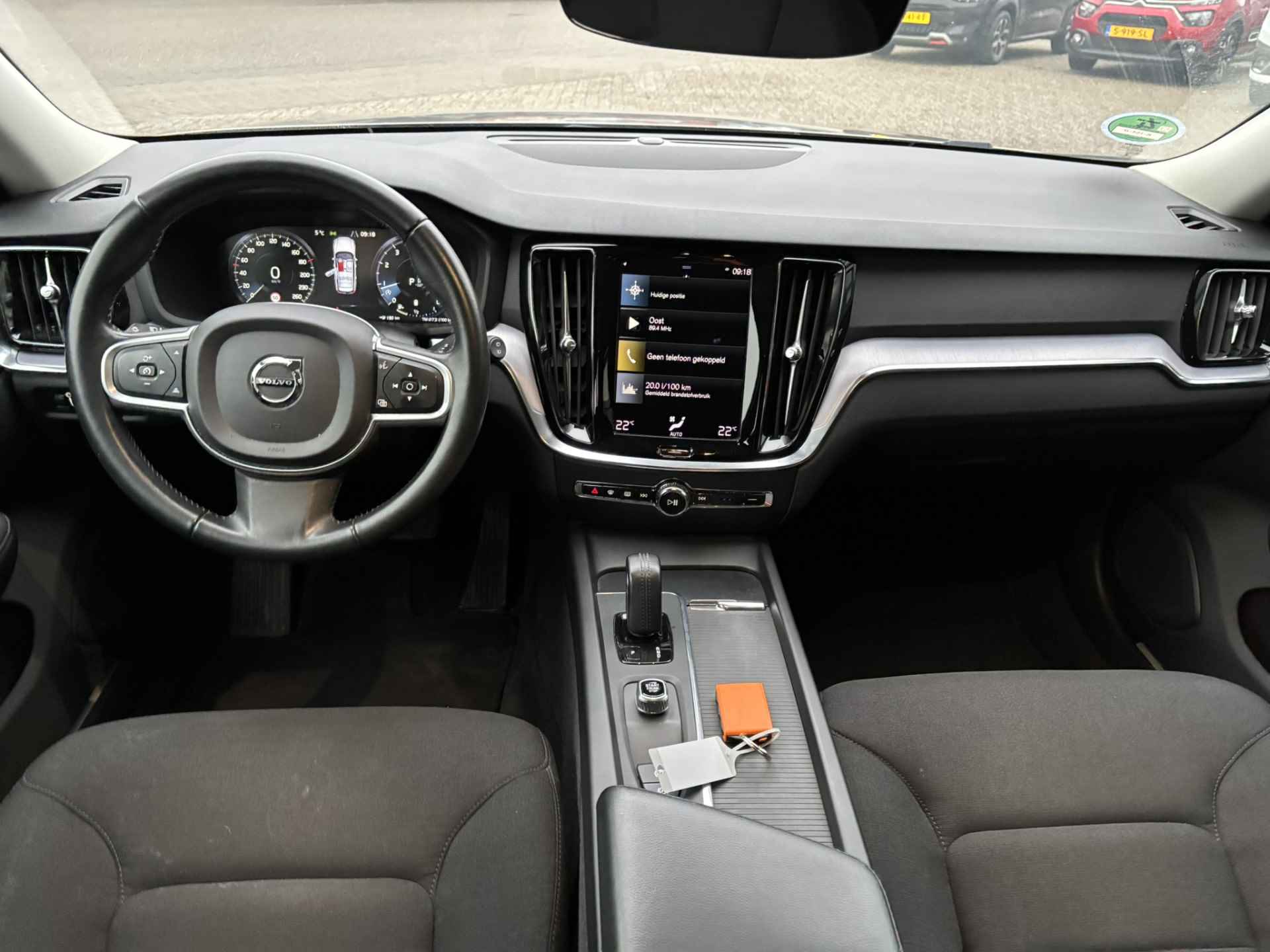 Volvo V60 2.0 B3 Momentum / NL Auto / Wegklapbare Trekhaak / Android Auto/ Apple Carplay / - 3/35