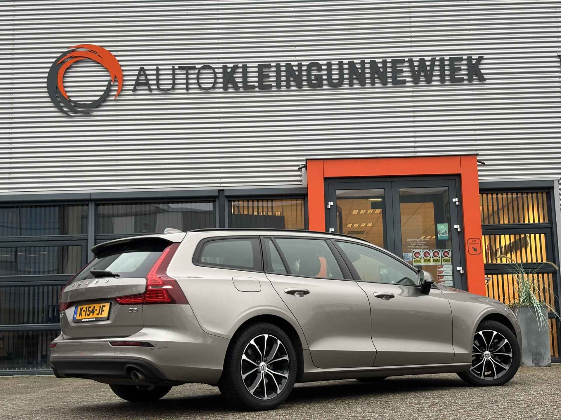 Volvo V60 2.0 B3 Momentum / NL Auto / Wegklapbare Trekhaak / Android Auto/ Apple Carplay / - 4/35