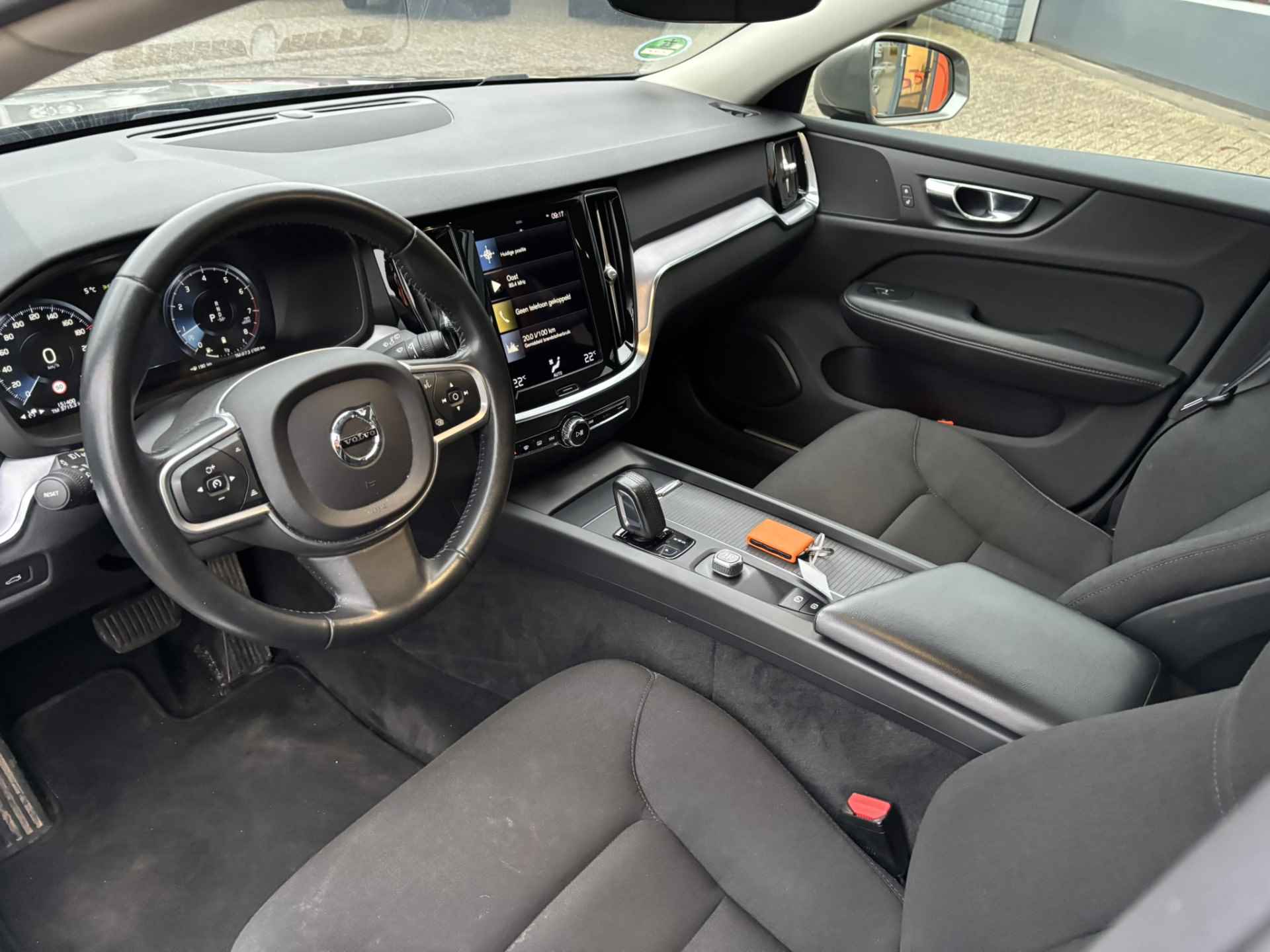 Volvo V60 2.0 B3 Momentum / NL Auto / Wegklapbare Trekhaak / Android Auto/ Apple Carplay / - 5/35