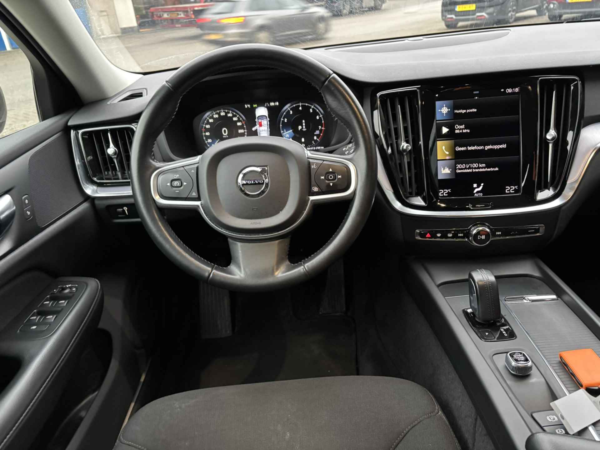 Volvo V60 2.0 B3 Momentum / NL Auto / Wegklapbare Trekhaak / Android Auto/ Apple Carplay / - 7/35