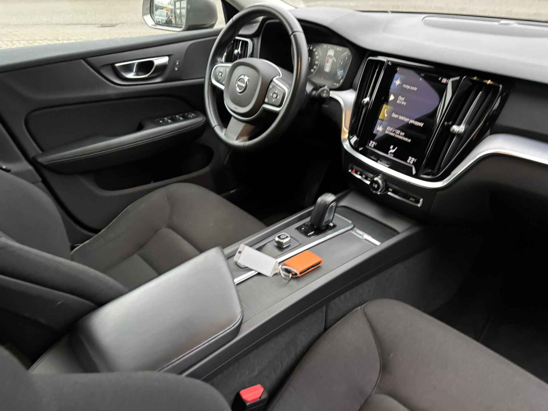 Volvo V60 2.0 B3 Momentum / NL Auto / Wegklapbare Trekhaak / Android Auto/ Apple Carplay / - 8/35