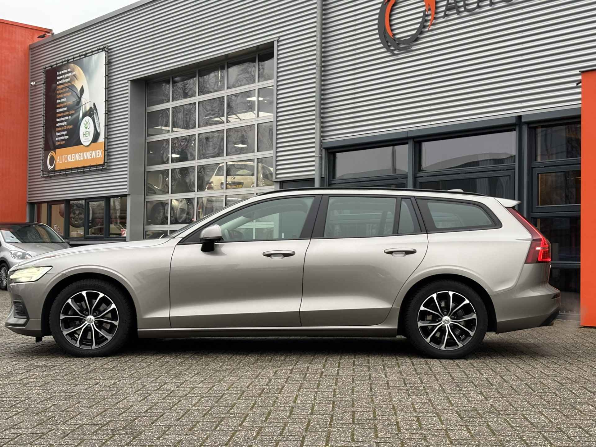 Volvo V60 2.0 B3 Momentum / NL Auto / Wegklapbare Trekhaak / Android Auto/ Apple Carplay / - 17/35