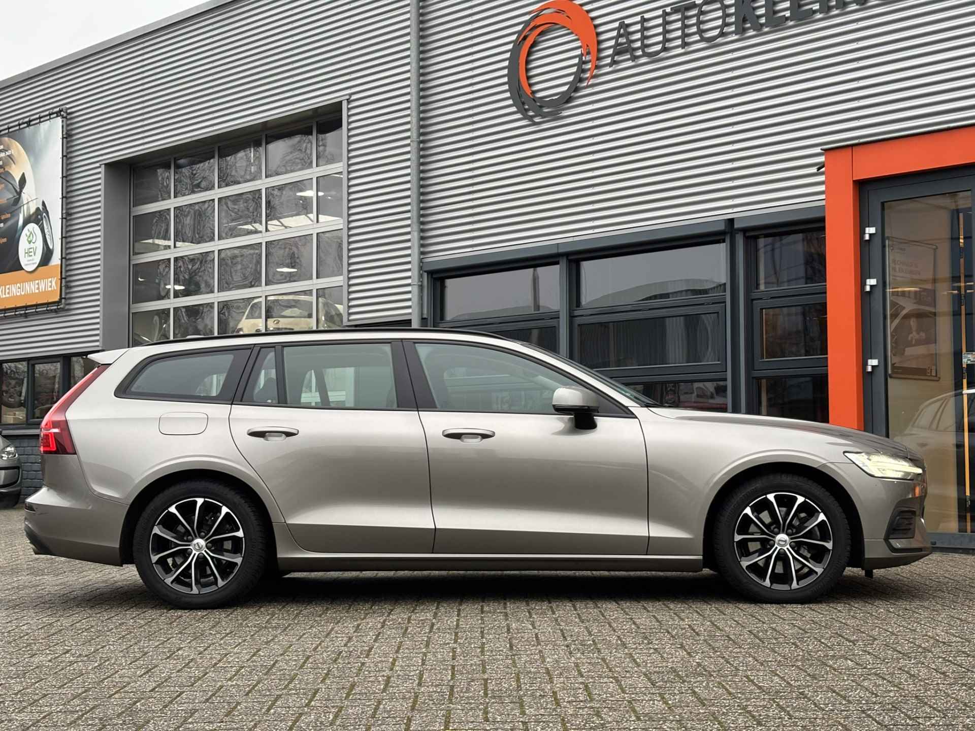 Volvo V60 2.0 B3 Momentum / NL Auto / Wegklapbare Trekhaak / Android Auto/ Apple Carplay / - 18/35