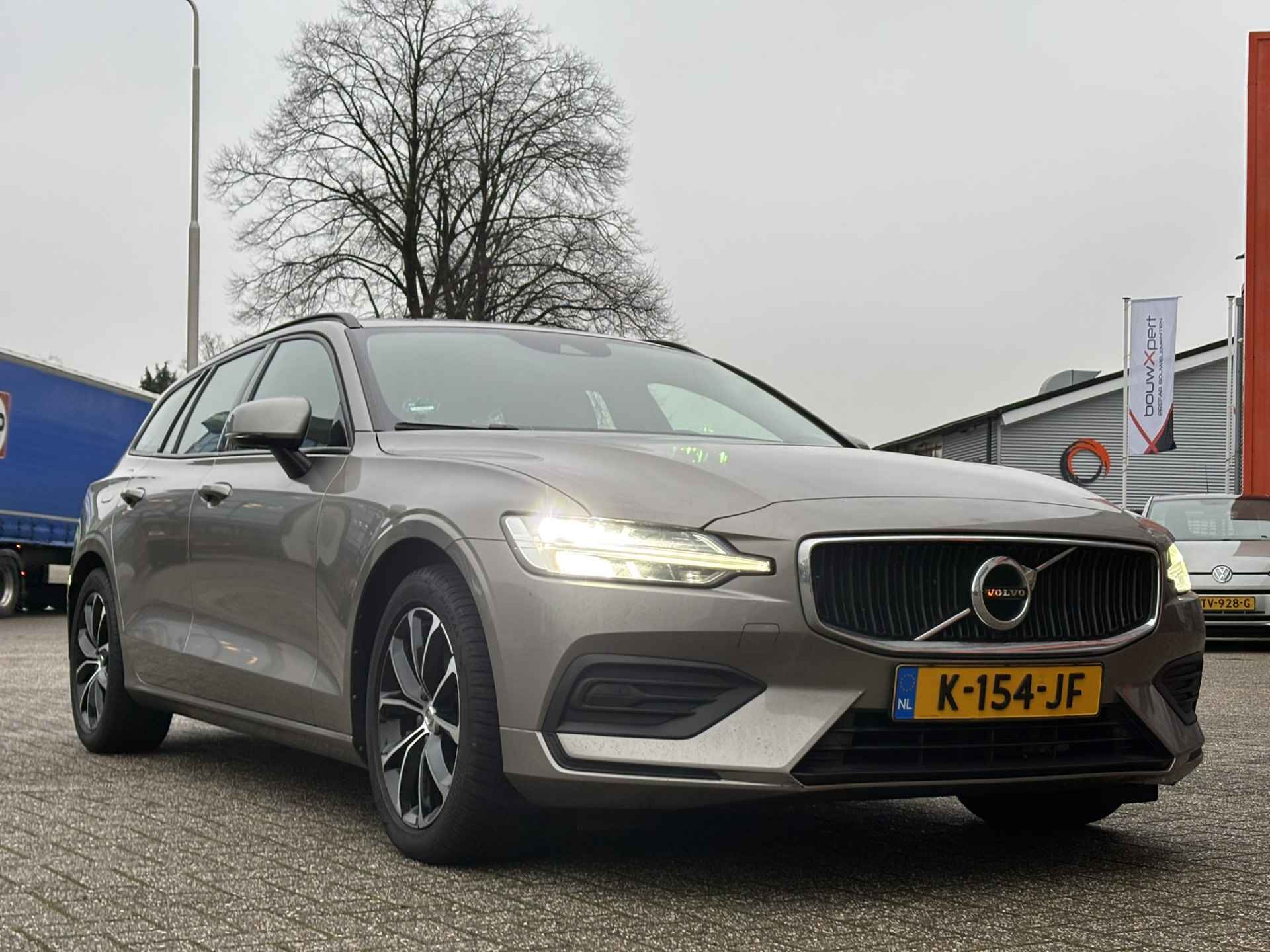 Volvo V60 2.0 B3 Momentum / NL Auto / Wegklapbare Trekhaak / Android Auto/ Apple Carplay / - 20/35