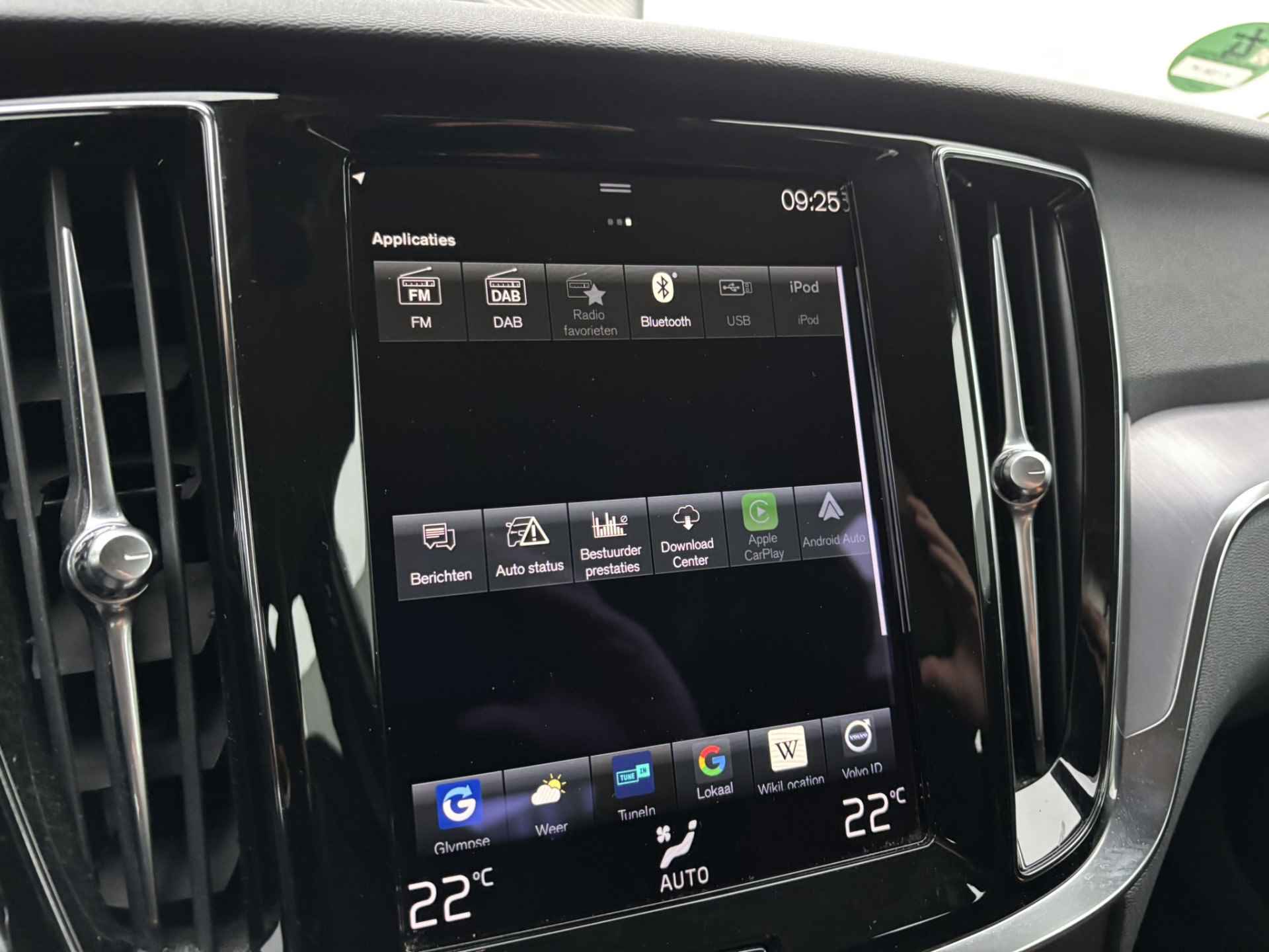 Volvo V60 2.0 B3 Momentum / NL Auto / Wegklapbare Trekhaak / Android Auto/ Apple Carplay / - 28/35