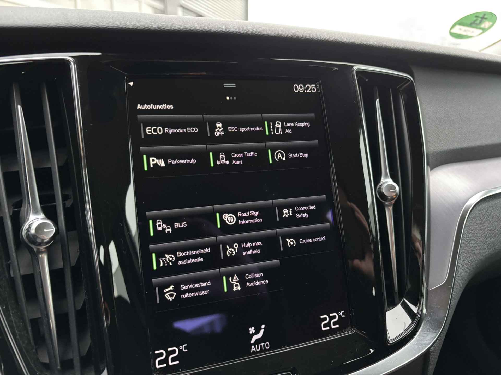 Volvo V60 2.0 B3 Momentum / NL Auto / Wegklapbare Trekhaak / Android Auto/ Apple Carplay / - 29/35