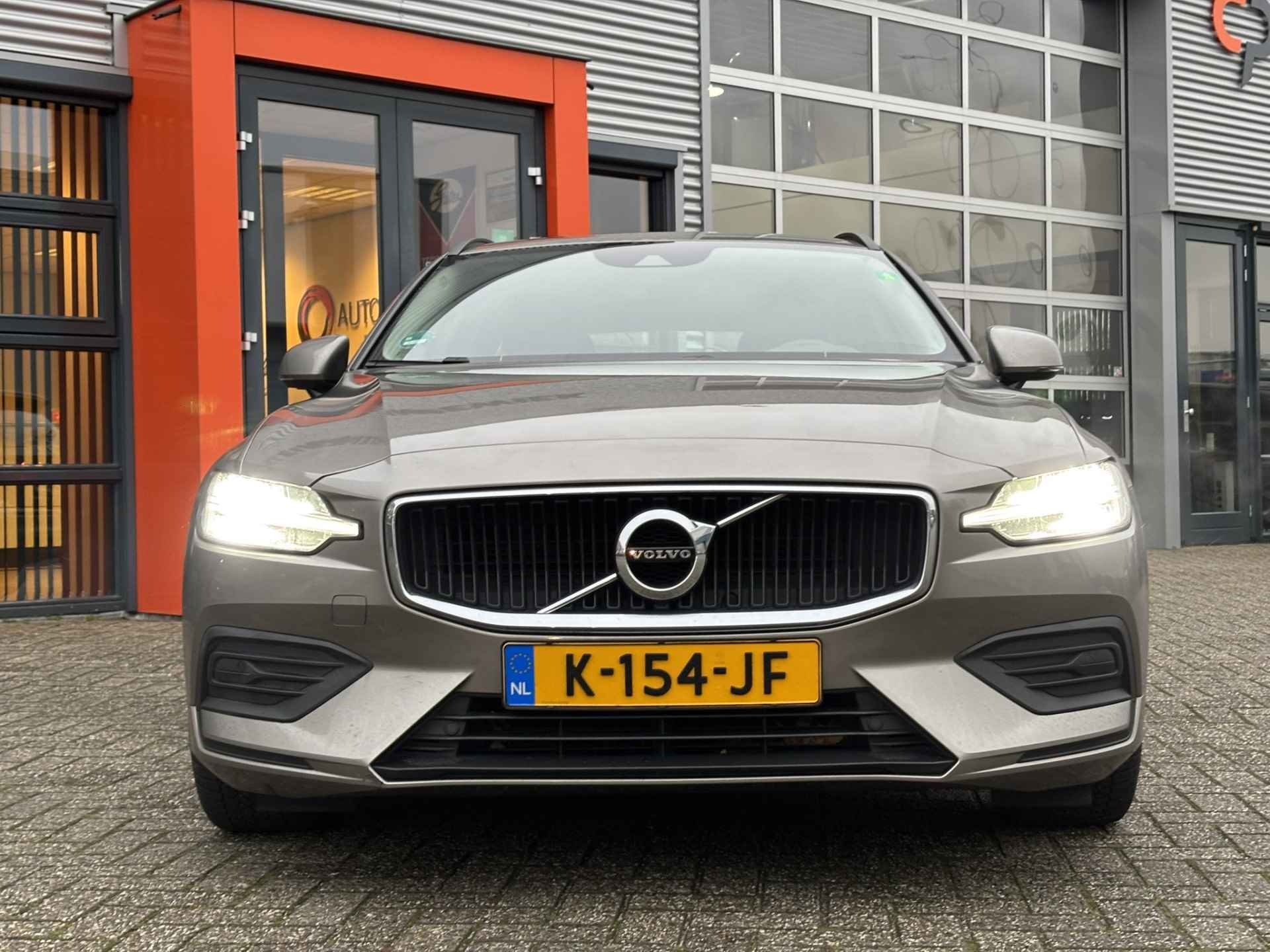 Volvo V60 2.0 B3 Momentum / NL Auto / Wegklapbare Trekhaak / Android Auto/ Apple Carplay / - 33/35