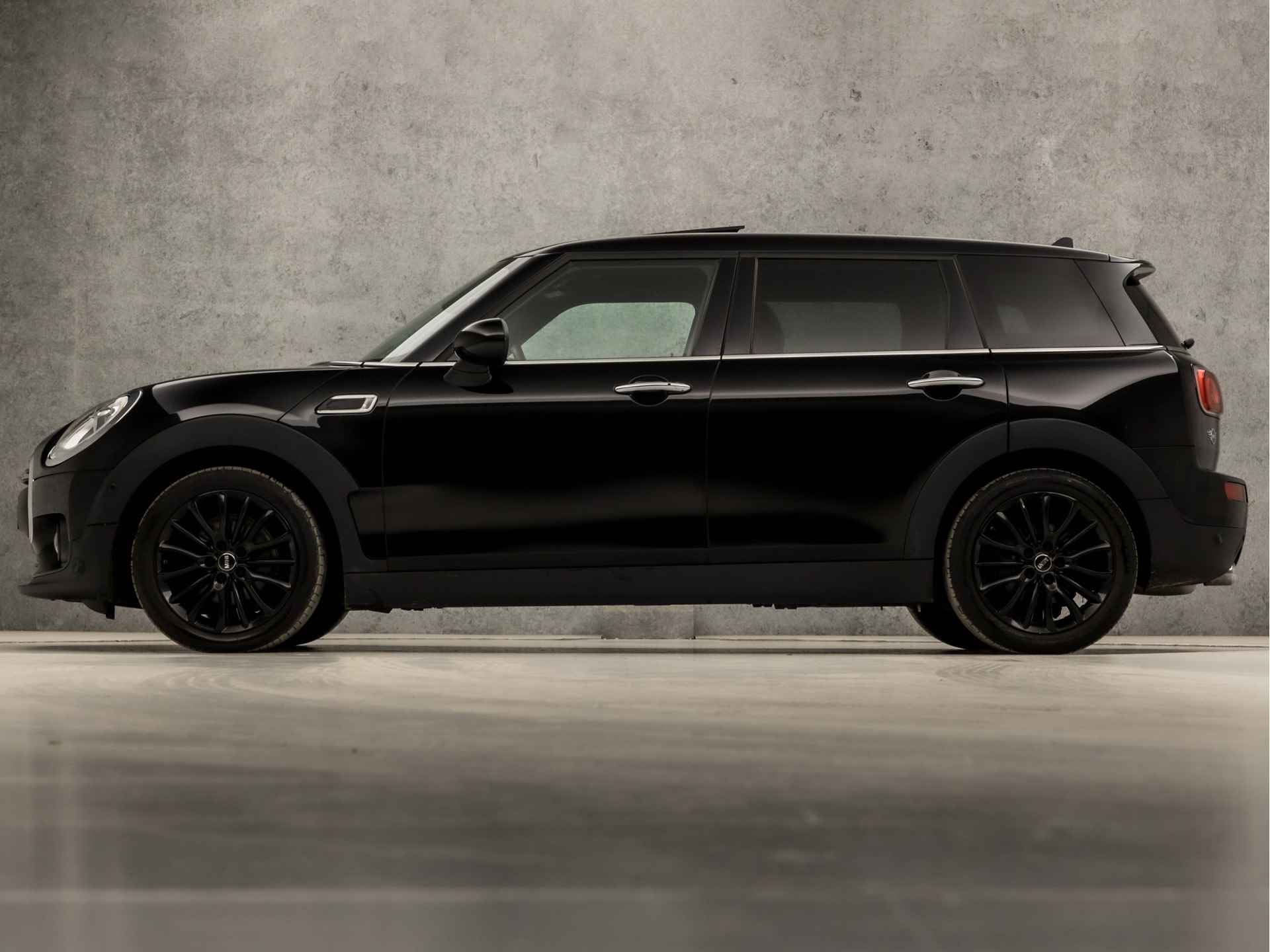 MINI Clubman 1.5 One Chili Black Sport Automaat (PANORAMADAK, GROOT NAVI, LEDER, STOELVERWARMING, SPORTSTOELEN, HARMAN/KARDON, LED KOPLAMPEN, KEYLESS, GETINT GLAS, NIEUWE APK, NIEUWSTAAT) - 2/39