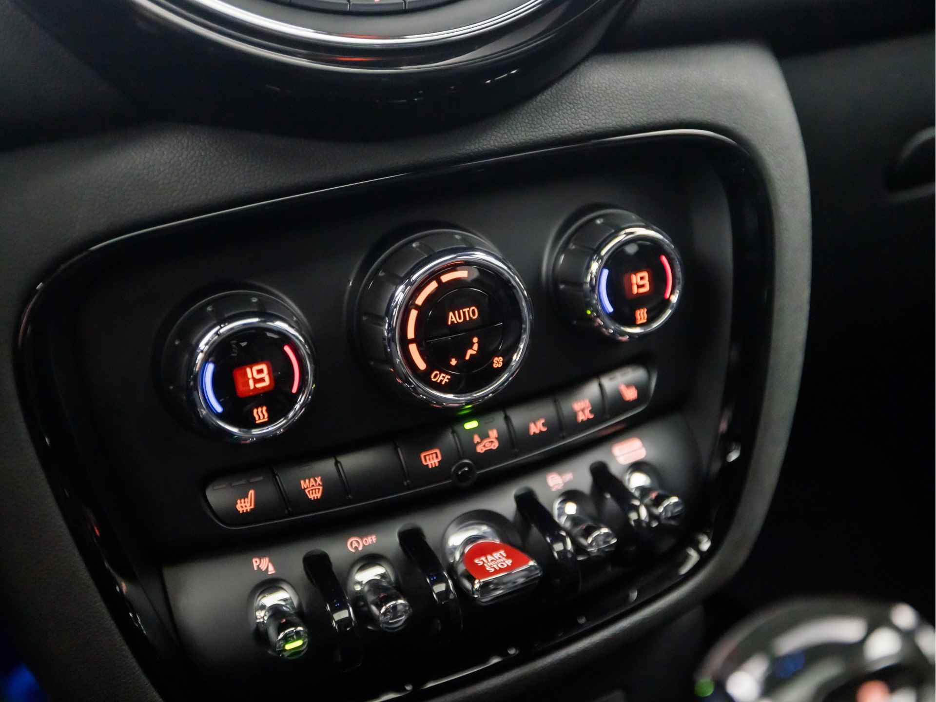 MINI Clubman 1.5 One Chili Black Sport Automaat (PANORAMADAK, GROOT NAVI, LEDER, STOELVERWARMING, SPORTSTOELEN, HARMAN/KARDON, LED KOPLAMPEN, KEYLESS, GETINT GLAS, NIEUWE APK, NIEUWSTAAT) - 10/39