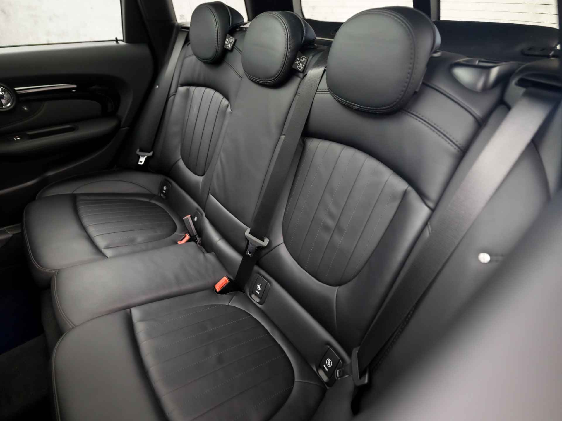 MINI Clubman 1.5 One Chili Black Sport Automaat (PANORAMADAK, GROOT NAVI, LEDER, STOELVERWARMING, SPORTSTOELEN, HARMAN/KARDON, LED KOPLAMPEN, KEYLESS, GETINT GLAS, NIEUWE APK, NIEUWSTAAT) - 16/39