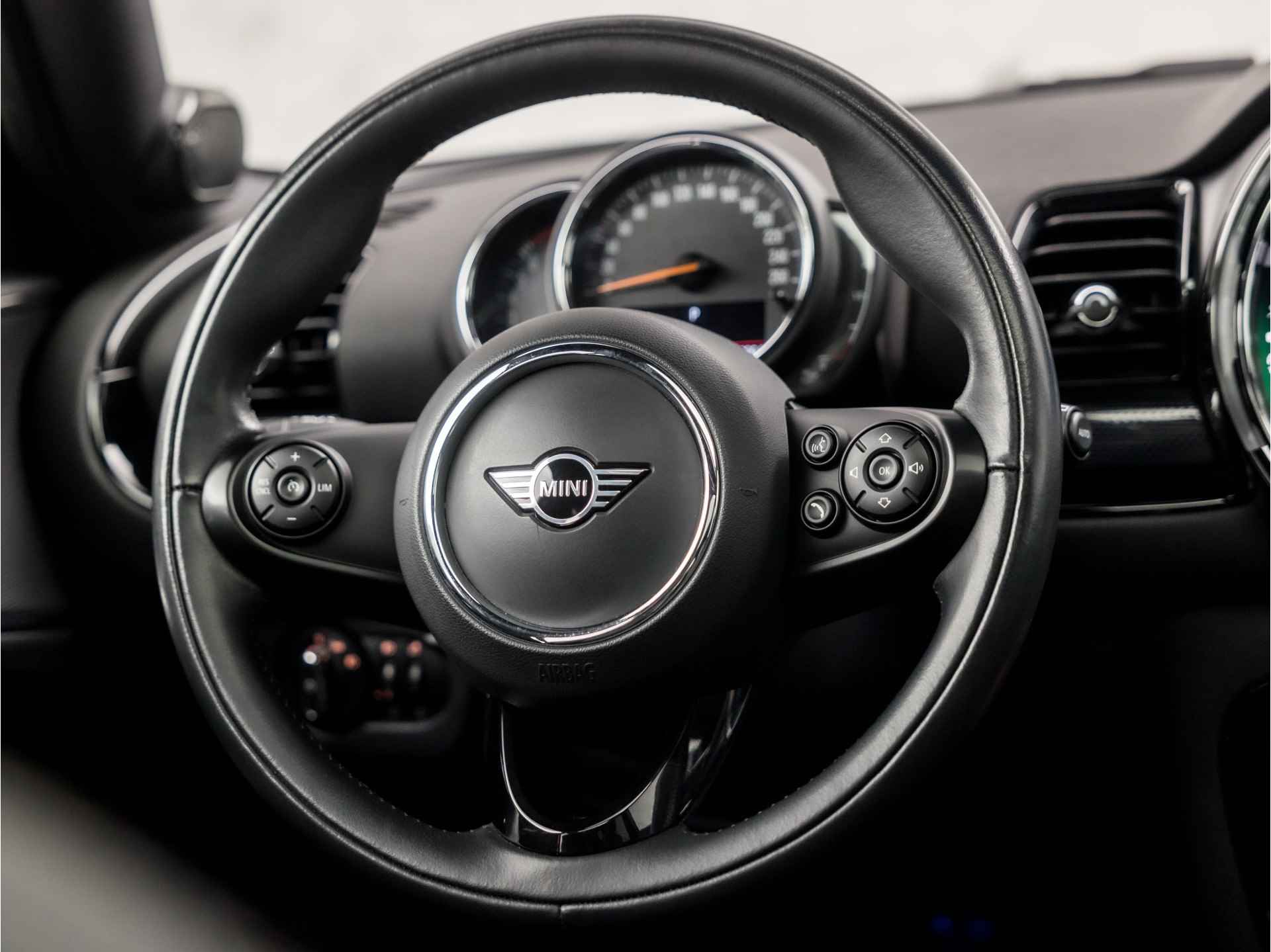 MINI Clubman 1.5 One Chili Black Sport Automaat (PANORAMADAK, GROOT NAVI, LEDER, STOELVERWARMING, SPORTSTOELEN, HARMAN/KARDON, LED KOPLAMPEN, KEYLESS, GETINT GLAS, NIEUWE APK, NIEUWSTAAT) - 19/39