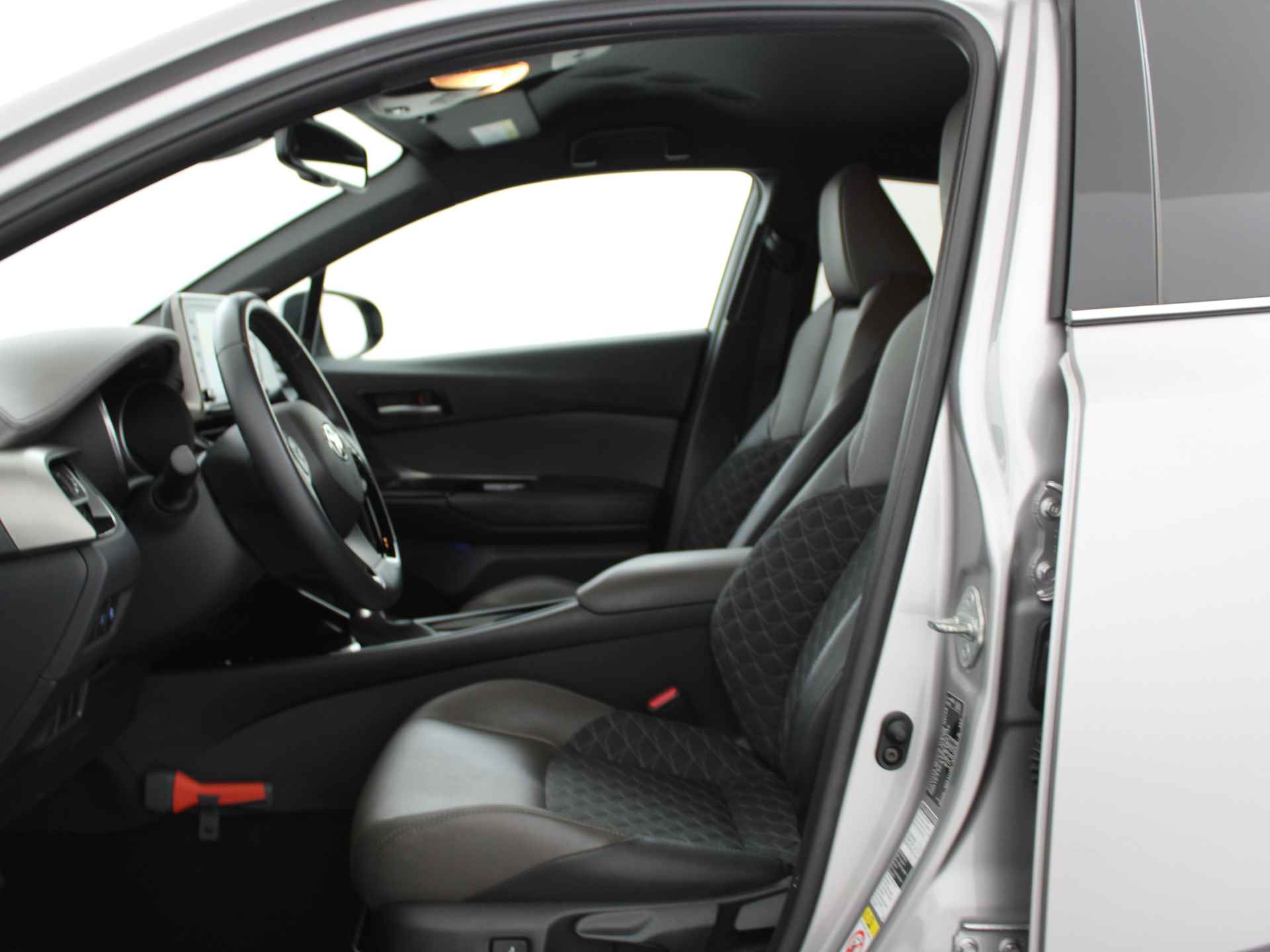 Toyota C-HR 2.0 Hybrid Executive | LED | Navigatie | Adap. Cruise control | Parkeersensoren | Apple Carplay & Android Auto | 184PK! - 19/44