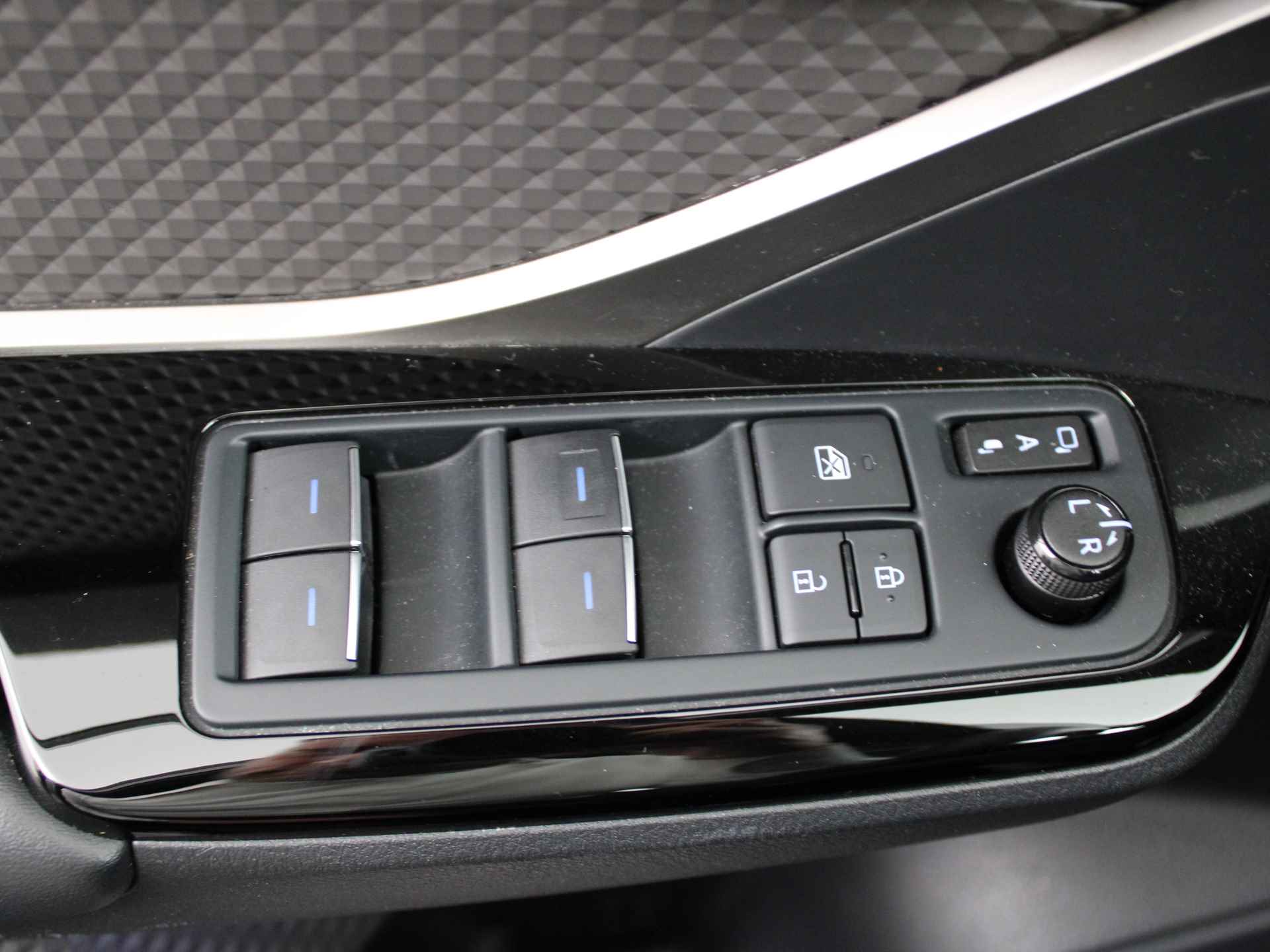 Toyota C-HR 2.0 Hybrid Executive | LED | Navigatie | Adap. Cruise control | Parkeersensoren | Apple Carplay & Android Auto | 184PK! - 31/44
