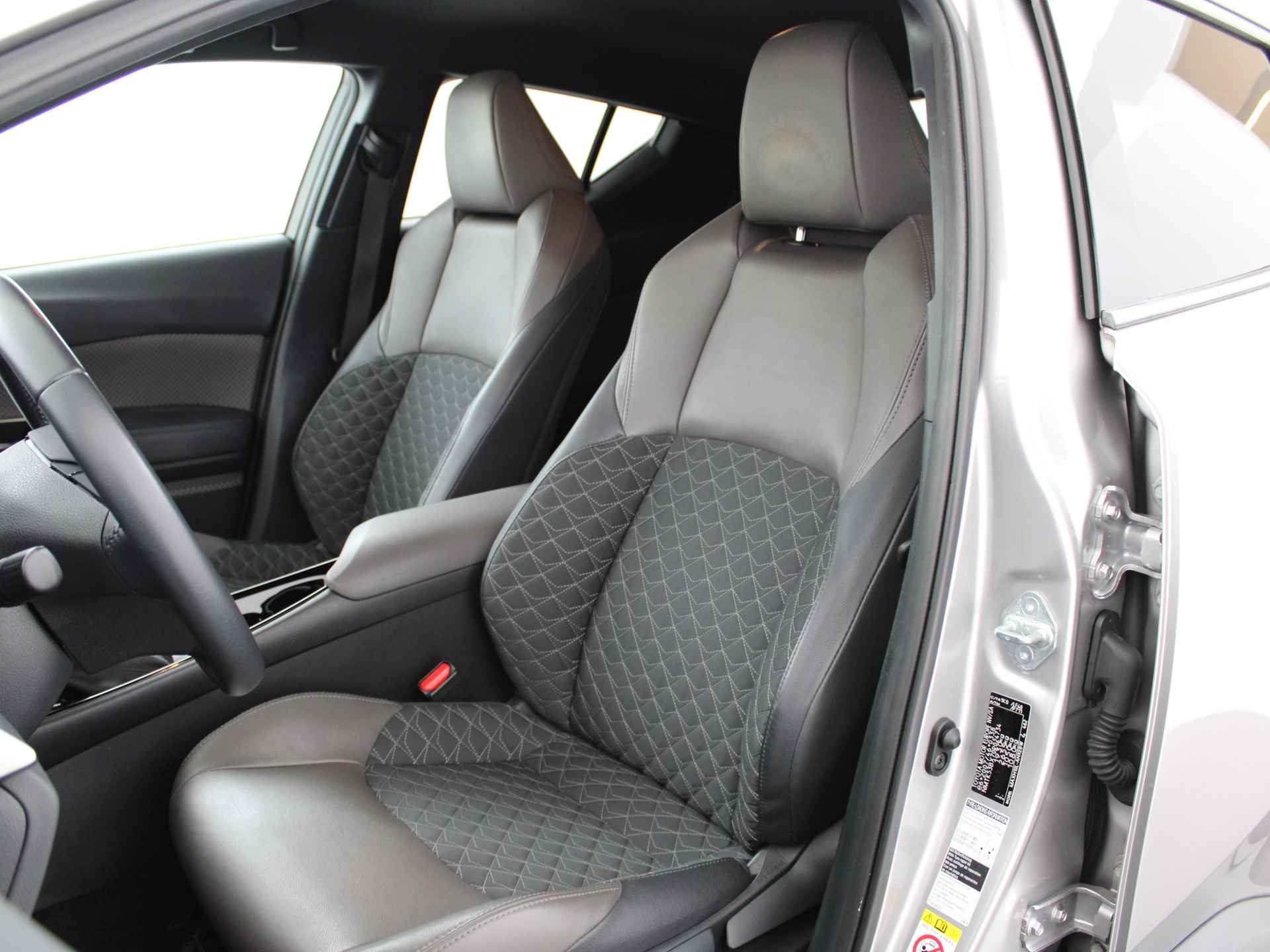 Toyota C-HR 2.0 Hybrid Executive | LED | Navigatie | Adap. Cruise control | Parkeersensoren | Apple Carplay & Android Auto | 184PK! - 41/44