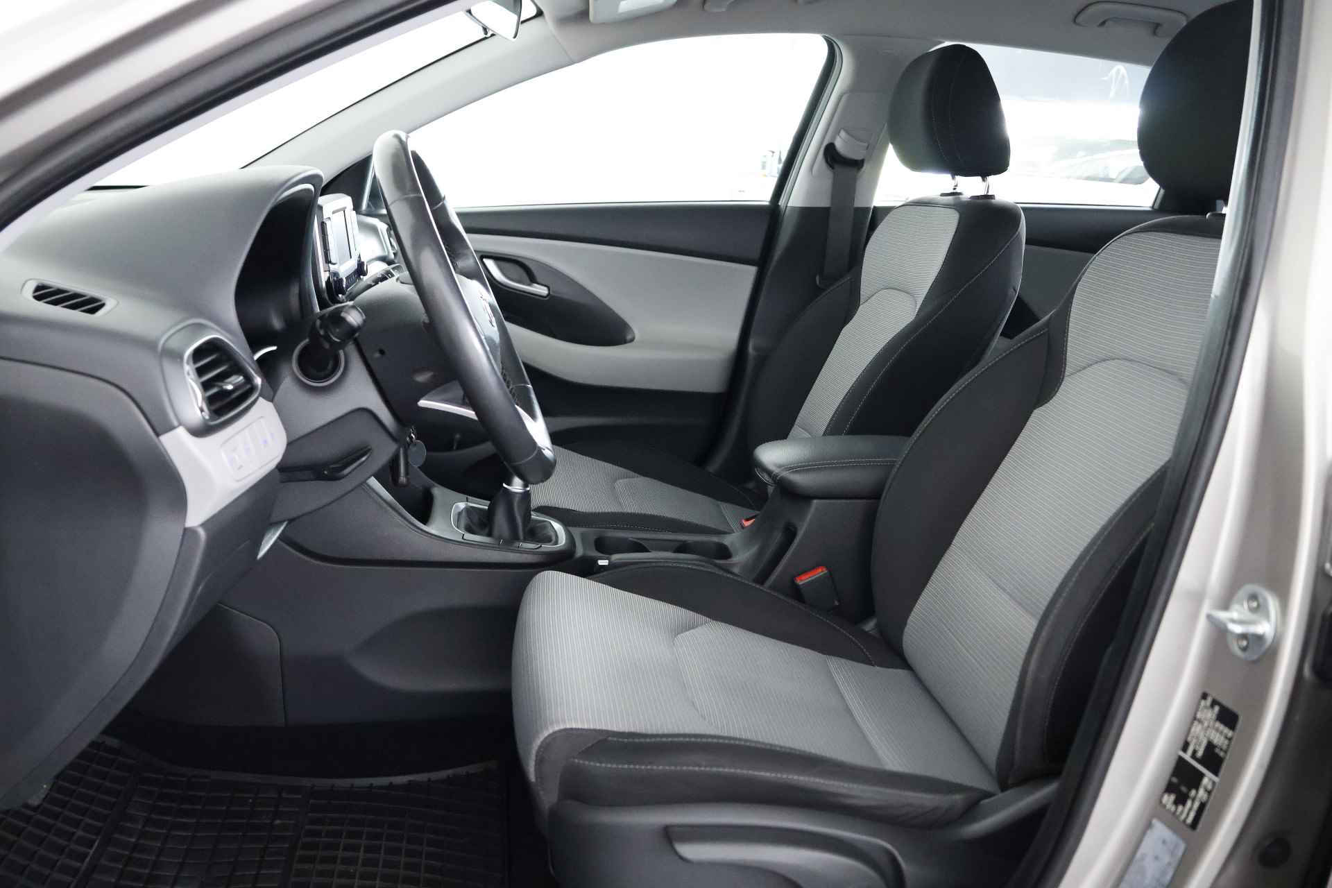 Hyundai i30 Wagon 1.4 Comfort / Airco / Cruisecontrol / Allseason - 10/25