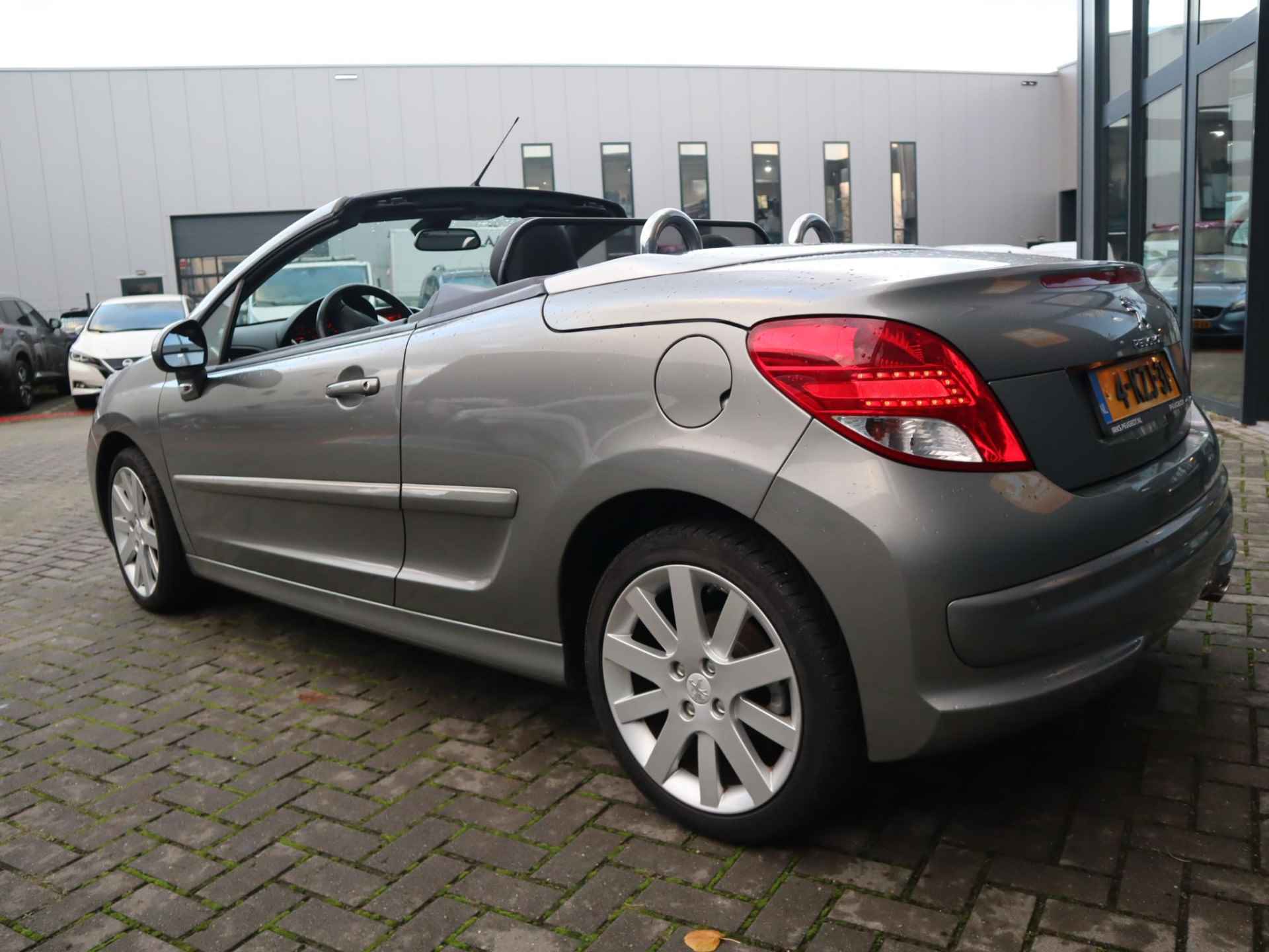 Peugeot 207 CC 1.6 VTi Griffe | Cabrio | Climate control | Elektrische ramen | Lichtmetalen velgen | Lederen bekleding | Cruise control - 8/36