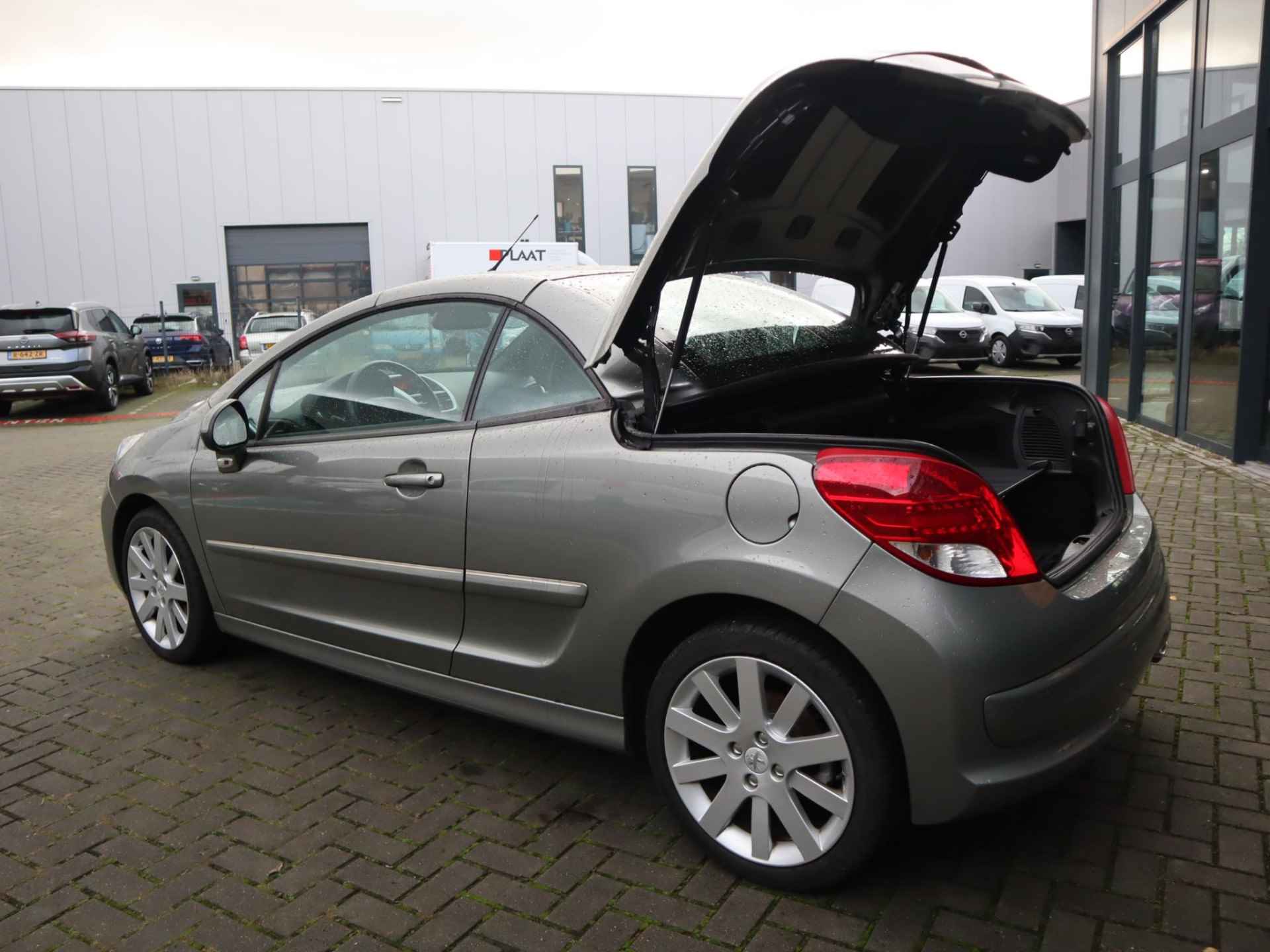 Peugeot 207 CC 1.6 VTi Griffe | Cabrio | Climate control | Elektrische ramen | Lichtmetalen velgen | Lederen bekleding | Cruise control - 10/36