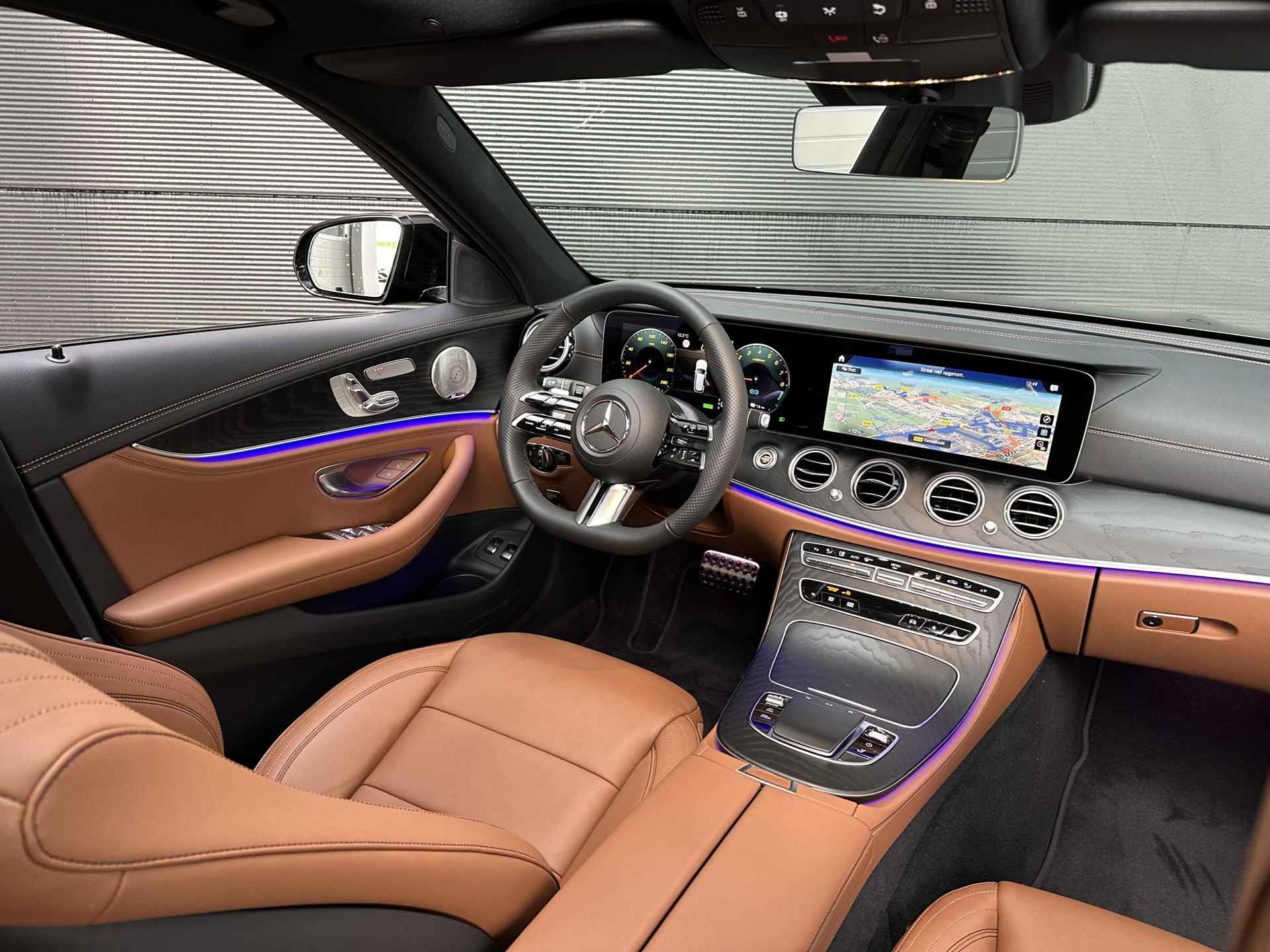 Mercedes-Benz E-Klasse Estate 300e AMG | Premium PLUS | Nightpakket | Panoramadak | 360° Camera | Head-up display | Memorystoelen Verwarmd | Trekhaak | Burmester - 3/13