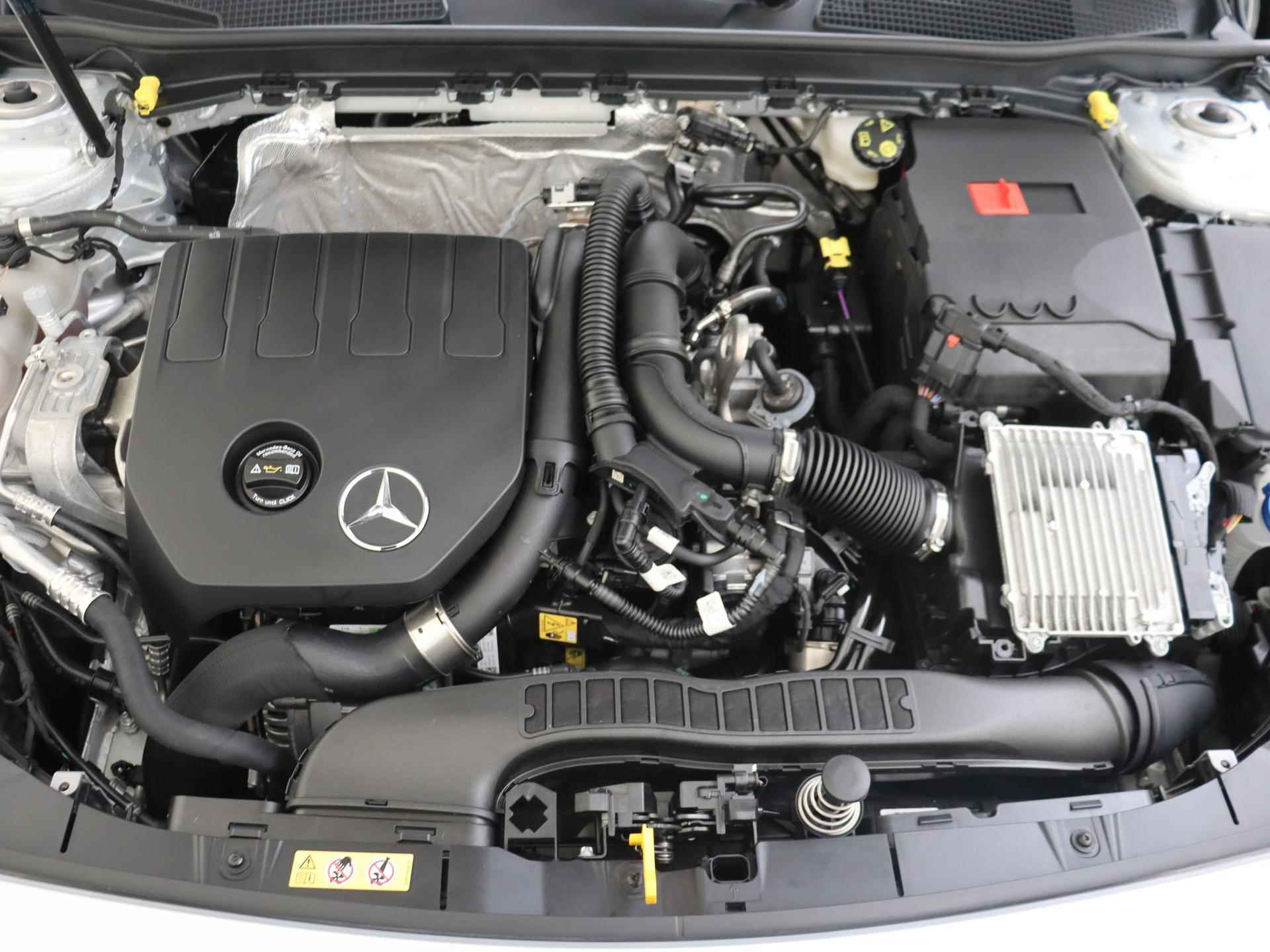 Mercedes-Benz A-klasse 180 AMG Line / Stoelverwarming / Achteruitrijcamera / Panaroma-schuifdak / Night-Pakket / - 11/33