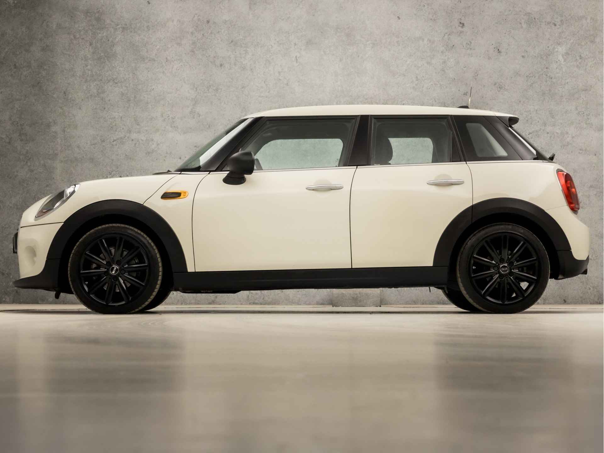 MINI Mini 1.2 One Sport (NAVIGATIE, 5 DEURS, DEALER ONDERHOUDEN, CRUISE, SPORTSTOELEN, ELEK RAMEN, NIEUWE APK, LM VELGEN, NIEUWSTAAT) - 2/33